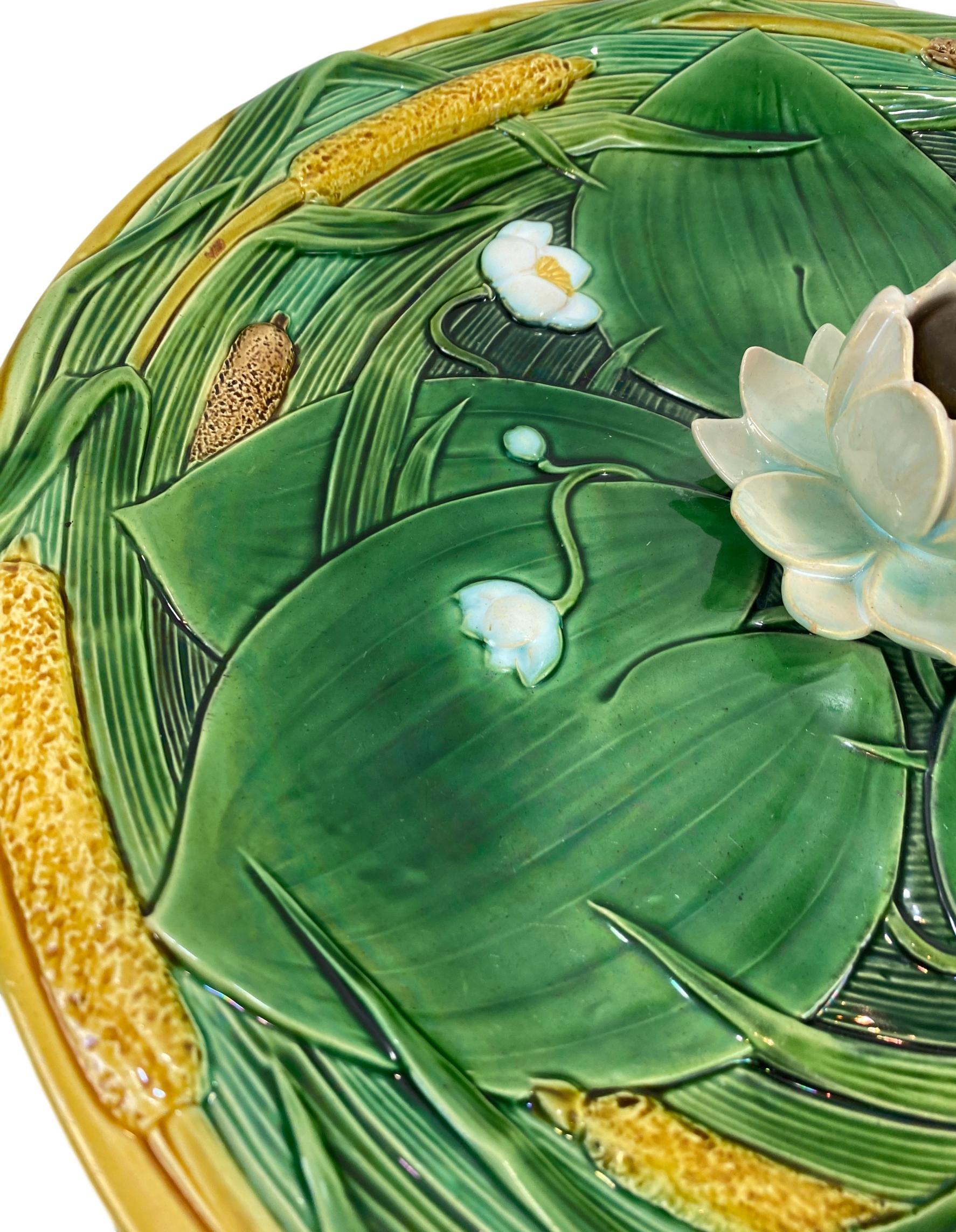 Bandeja de centro de mesa de mayólica Minton de 15 pulgadas, flor de loto sobre fondo verde, fechada en 1863 siglo XIX en venta