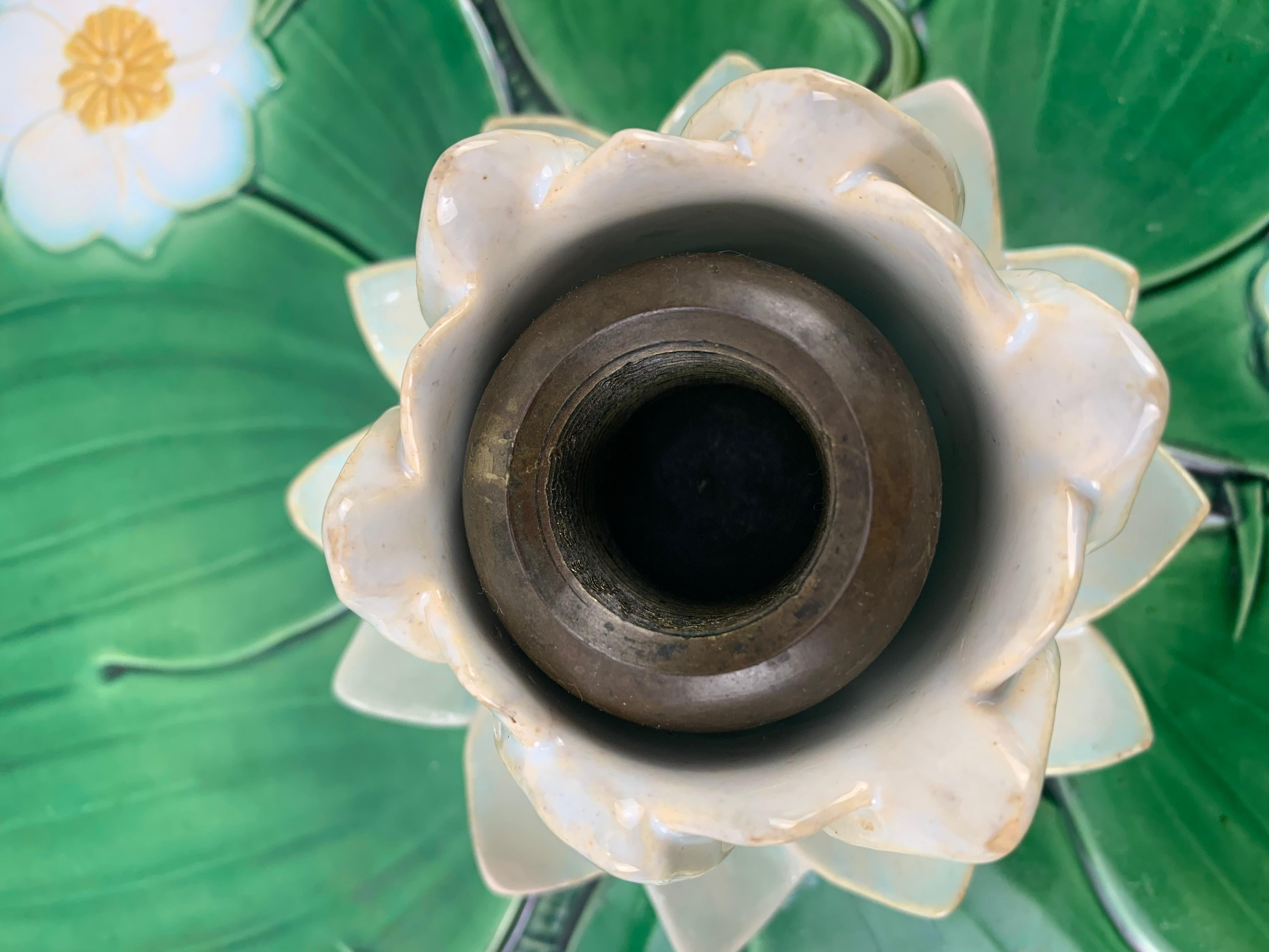 Bandeja de centro de mesa de mayólica Minton de 15 pulgadas, flor de loto sobre fondo verde, fechada en 1863 Mayólica en venta