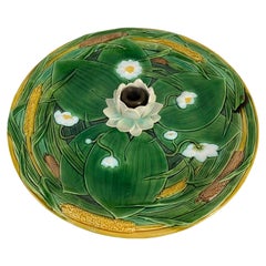 Vassoio da centrotavola in maiolica di Minton da 15 pollici, fiore di loto su fondo verde, datato 1863