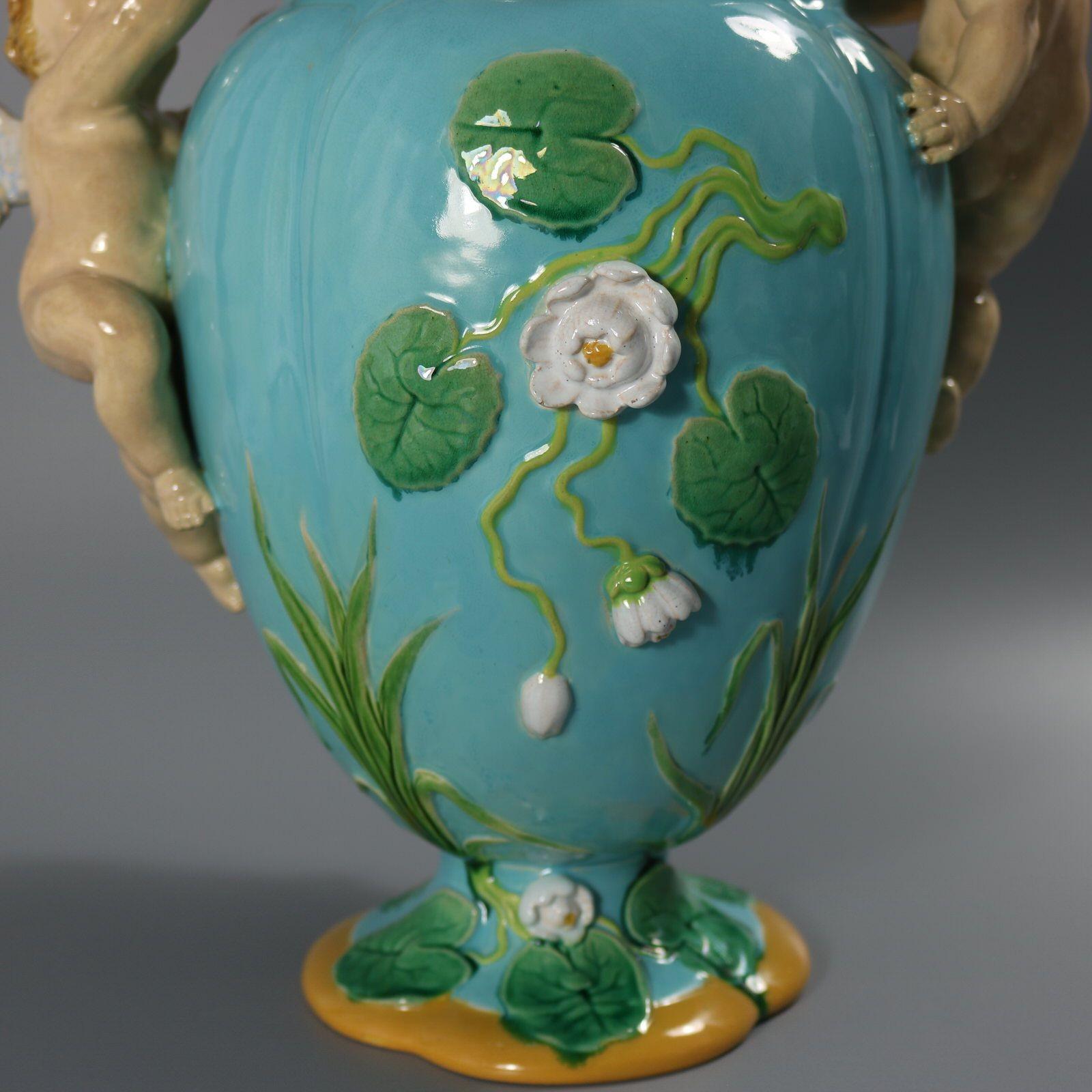 Vaso con cherubini in maiolica di Minton in vendita 6