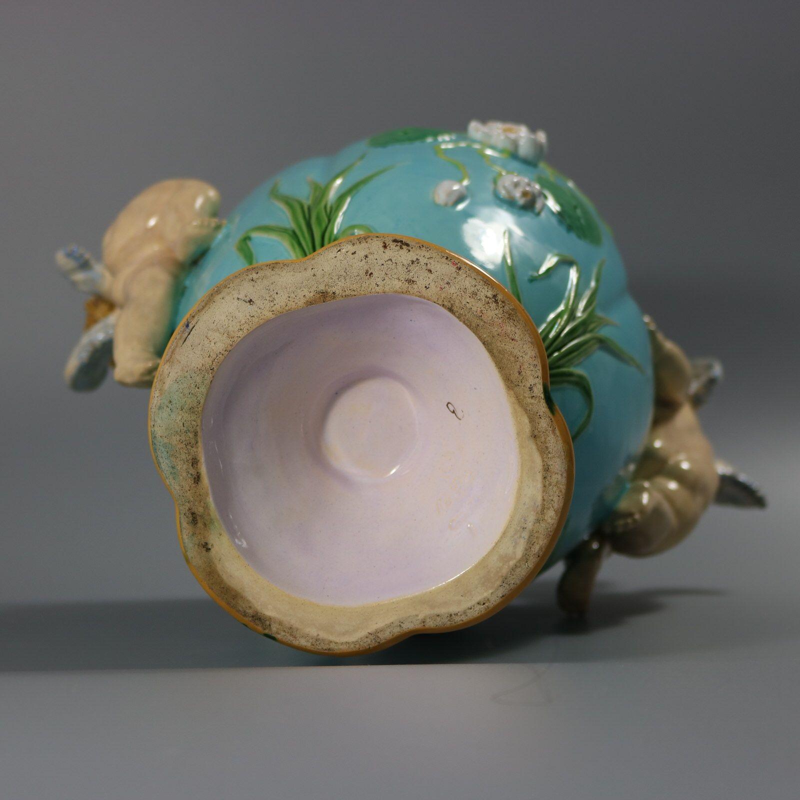 Vaso con cherubini in maiolica di Minton in vendita 7