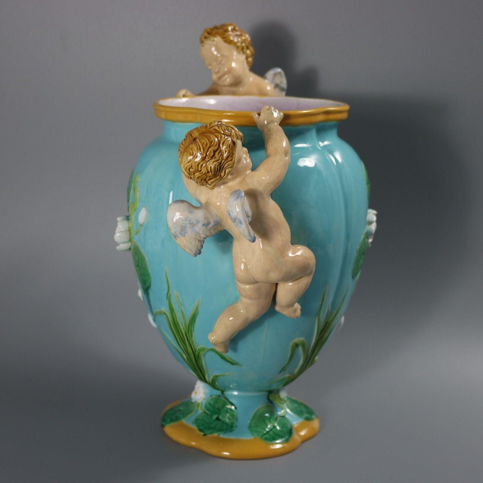 Vaso con cherubini in maiolica di Minton In condizioni buone in vendita a Chelmsford, Essex