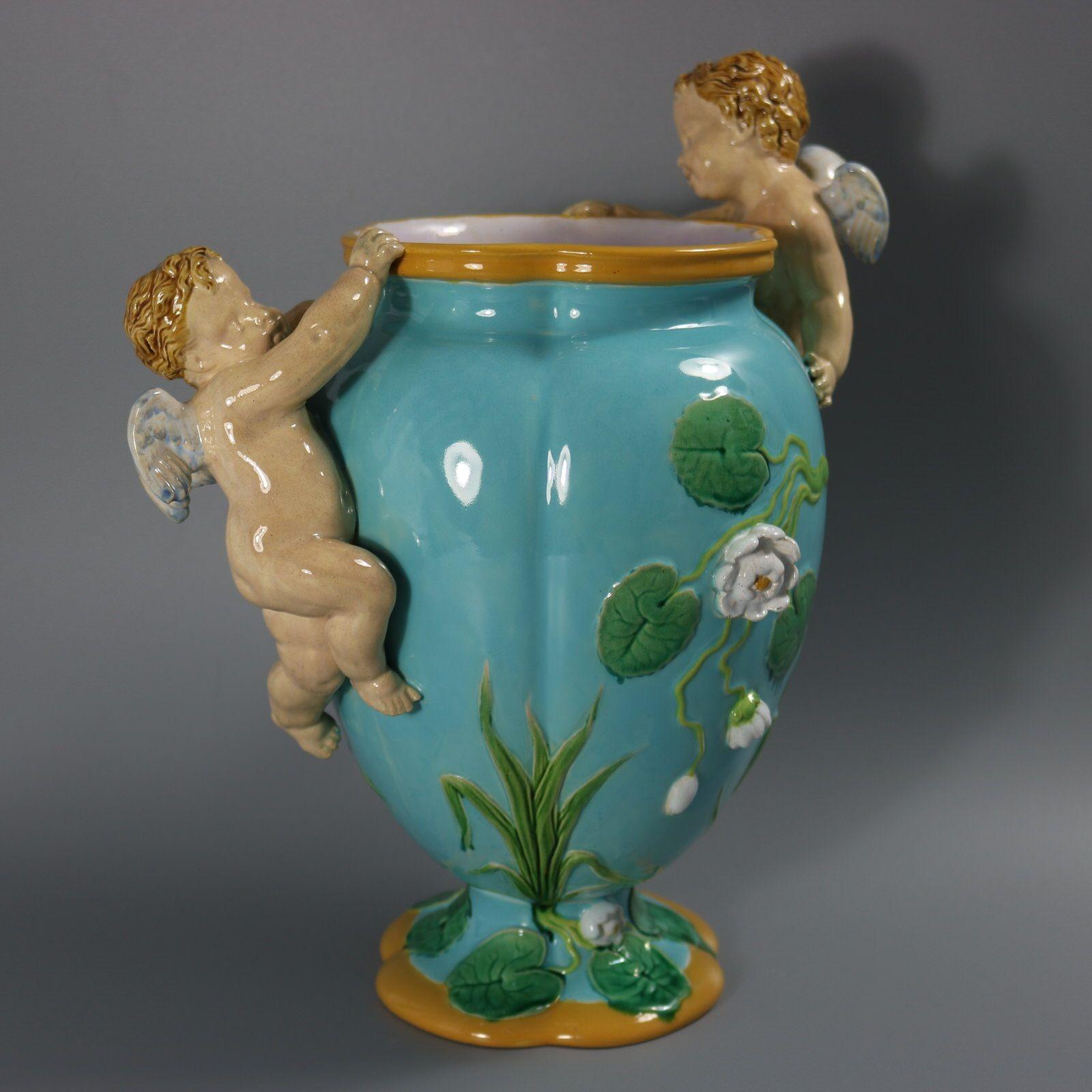 Fine XIX secolo Vaso con cherubini in maiolica di Minton in vendita