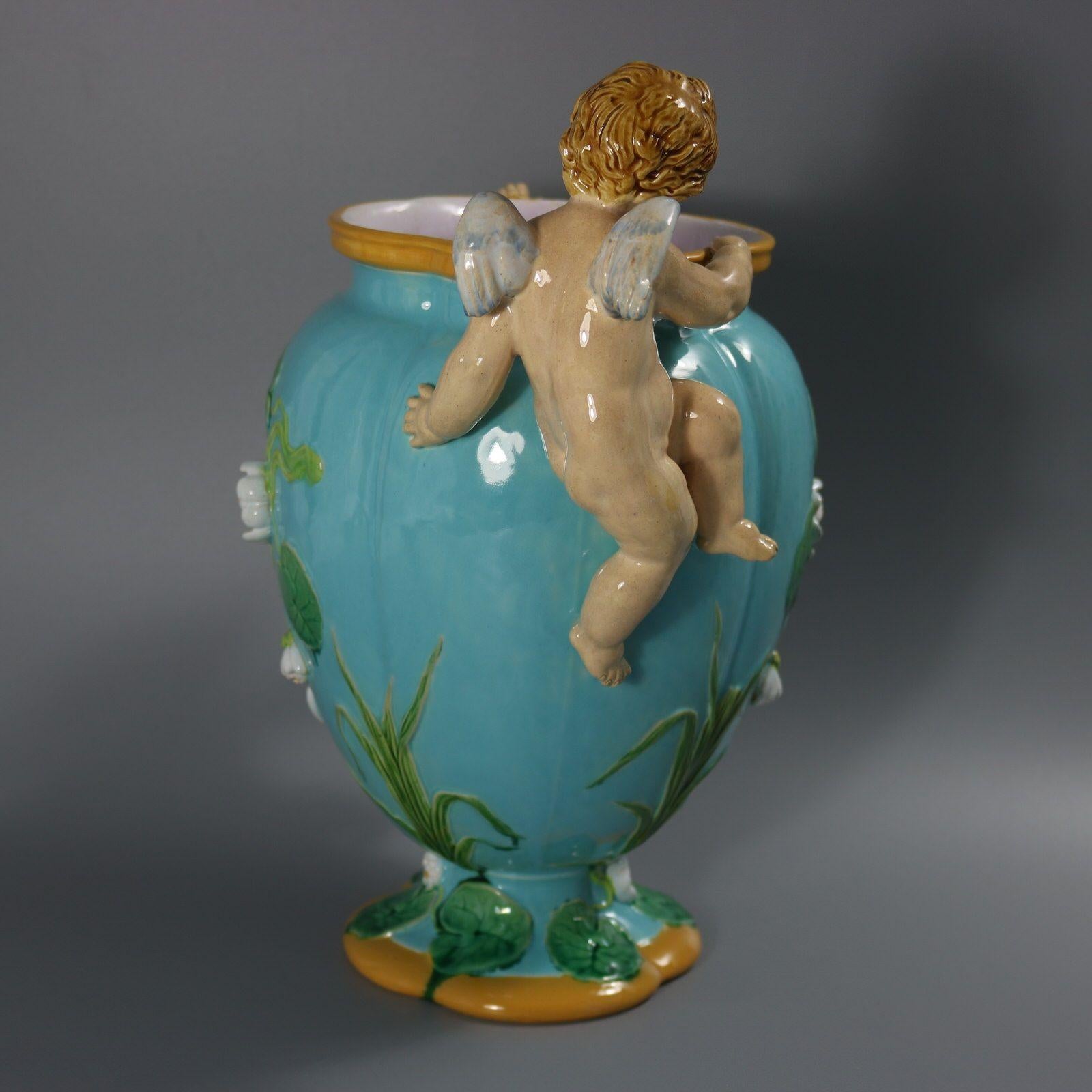 Vaso con cherubini in maiolica di Minton in vendita 1