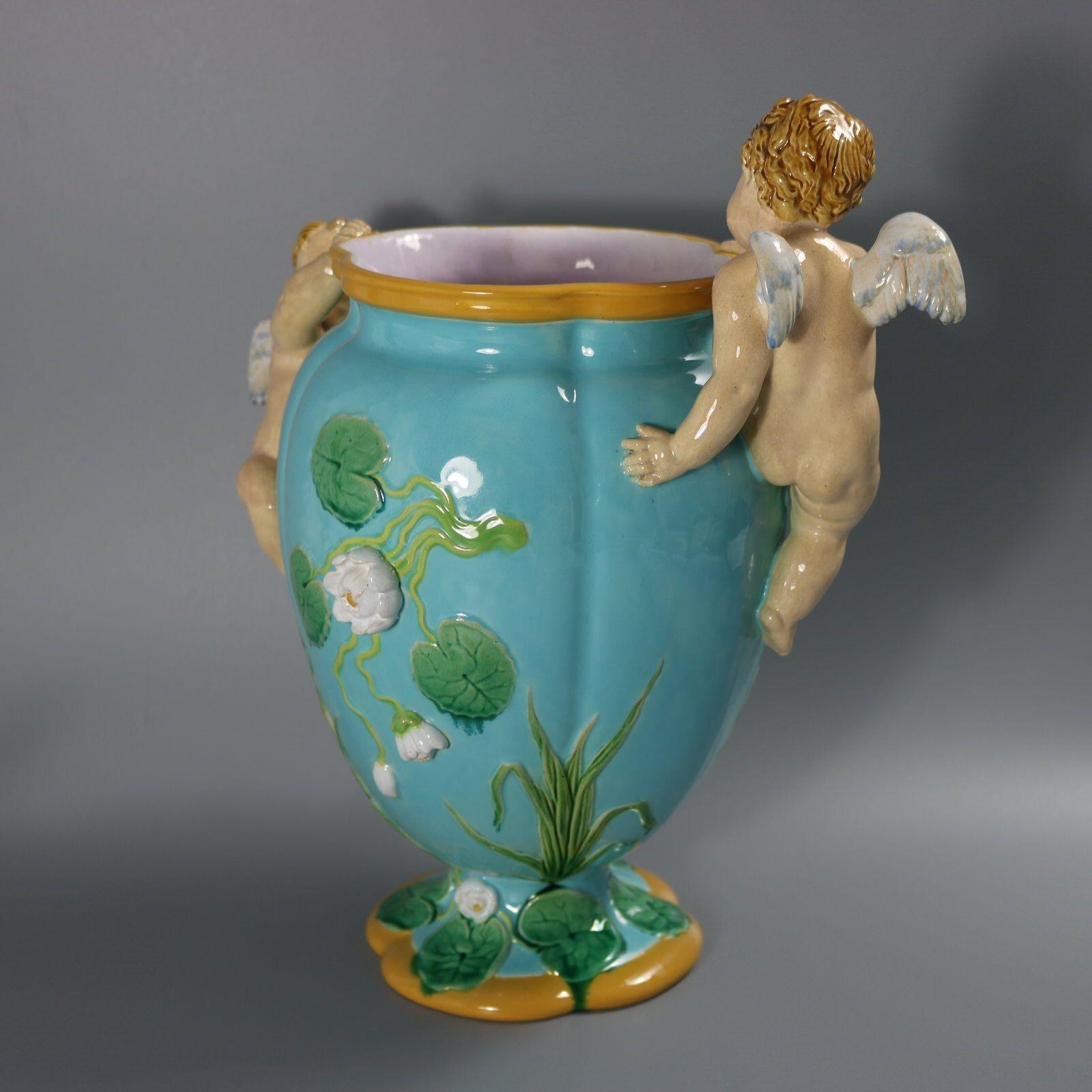 Vaso con cherubini in maiolica di Minton in vendita 2