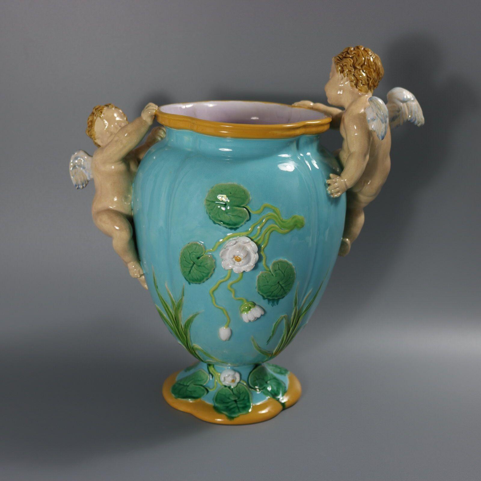 Vaso con cherubini in maiolica di Minton in vendita 3