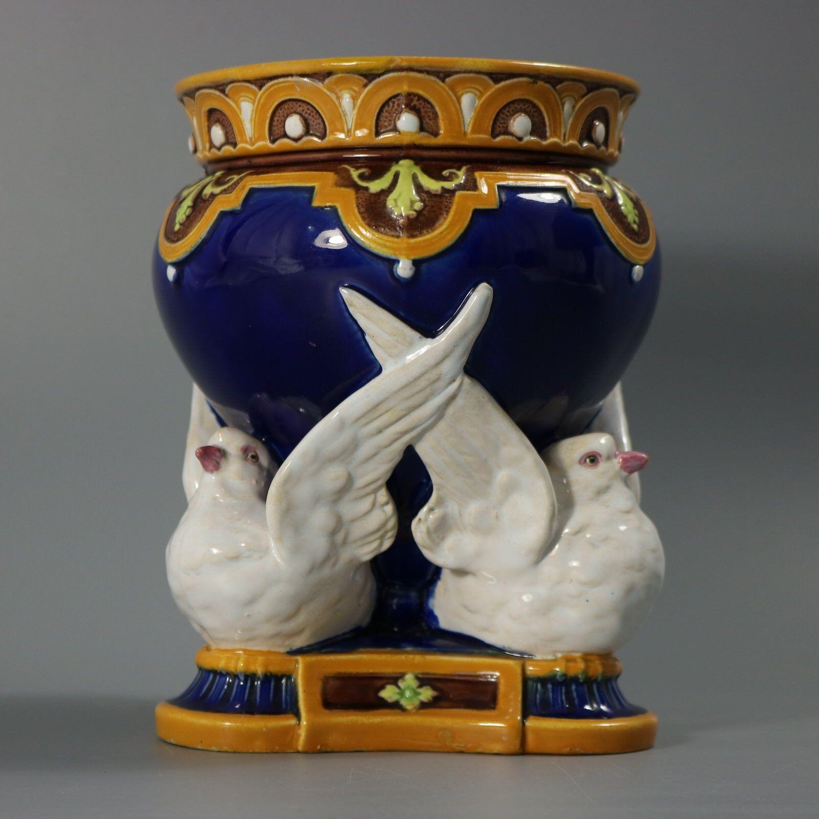 Vaso in maiolica di Minton con piccione a coda di rondine In condizioni buone in vendita a Chelmsford, Essex