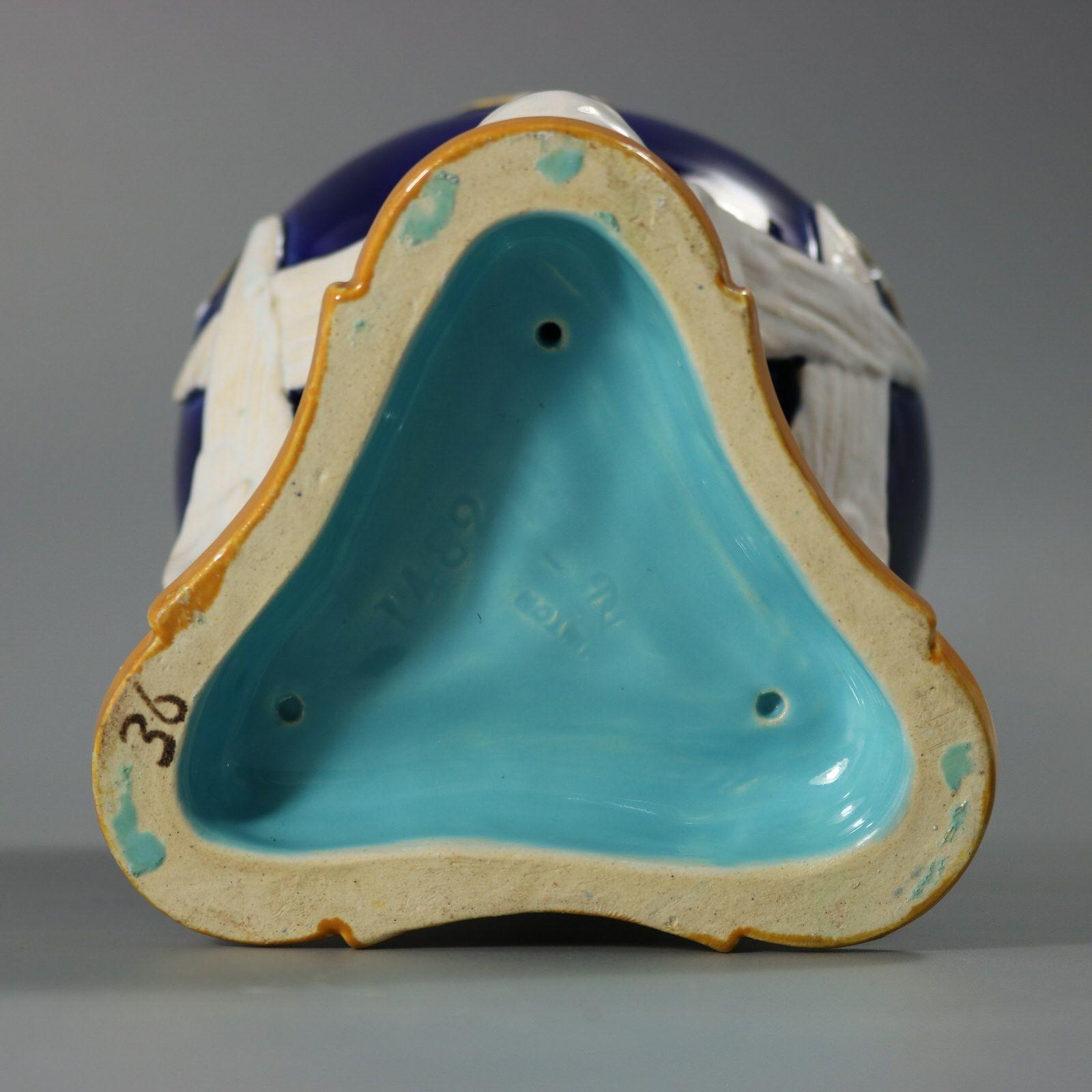 Vaso in maiolica di Minton con piccione a coda di rondine in vendita 1