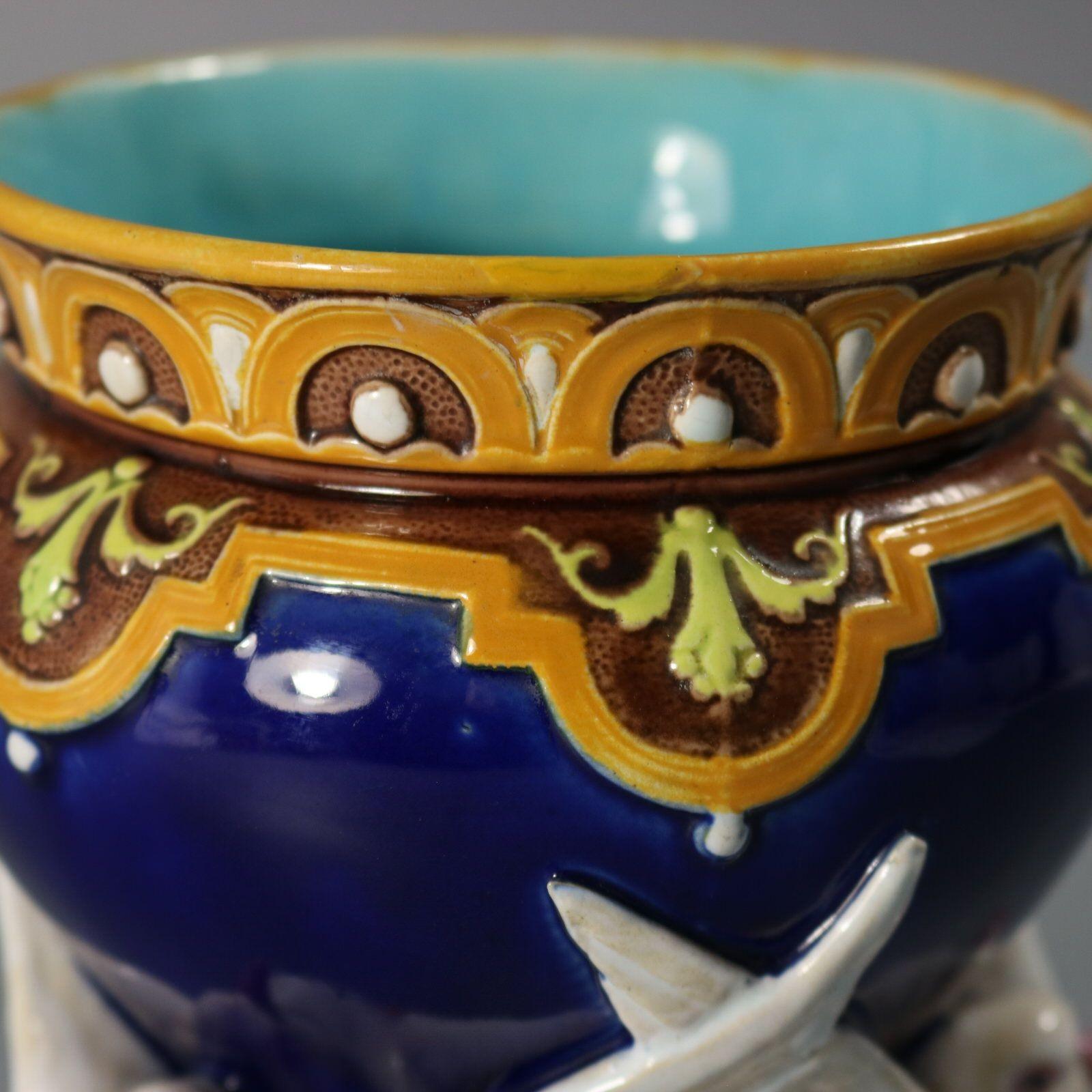 Vaso in maiolica di Minton con piccione a coda di rondine in vendita 4