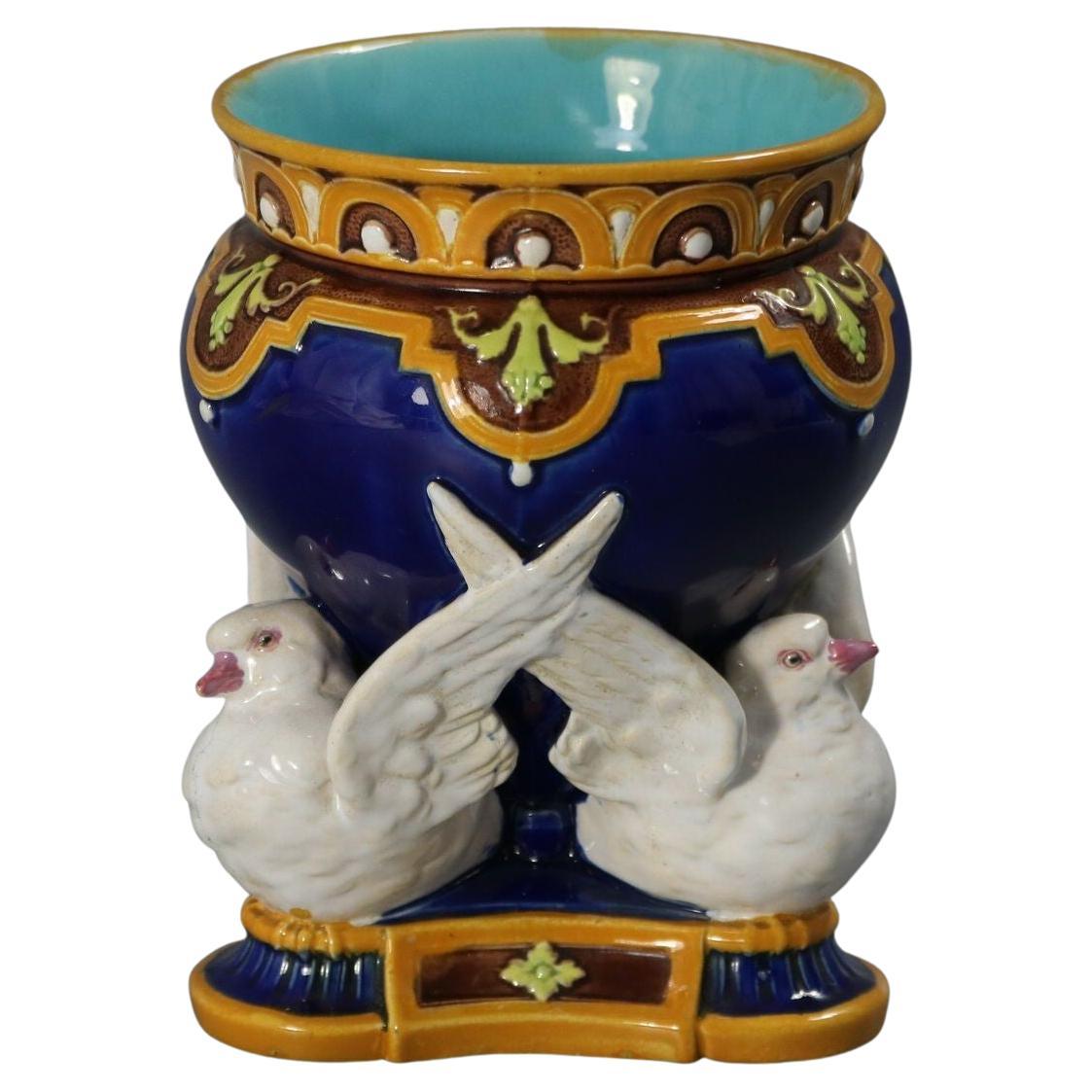 Vaso in maiolica di Minton con piccione a coda di rondine in vendita