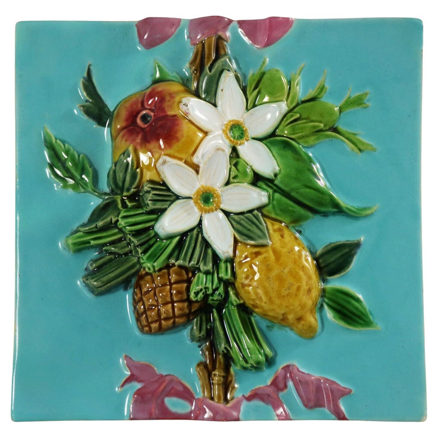 Tile de majolique Minton à fruits et fleurs