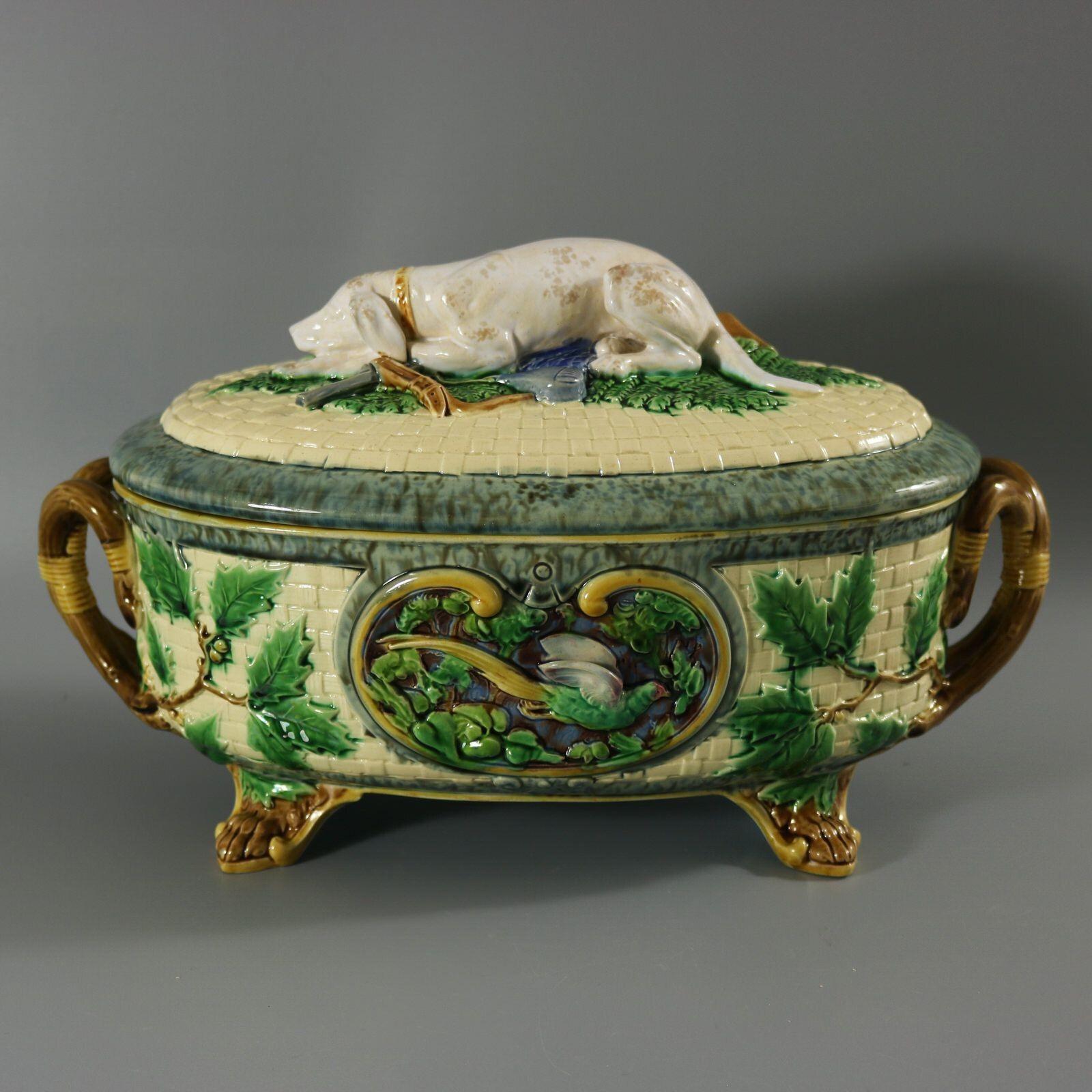 Minton Majolica Game Pie Dish with Gun Dog In Excellent Condition For Sale In Chelmsford, Essex
