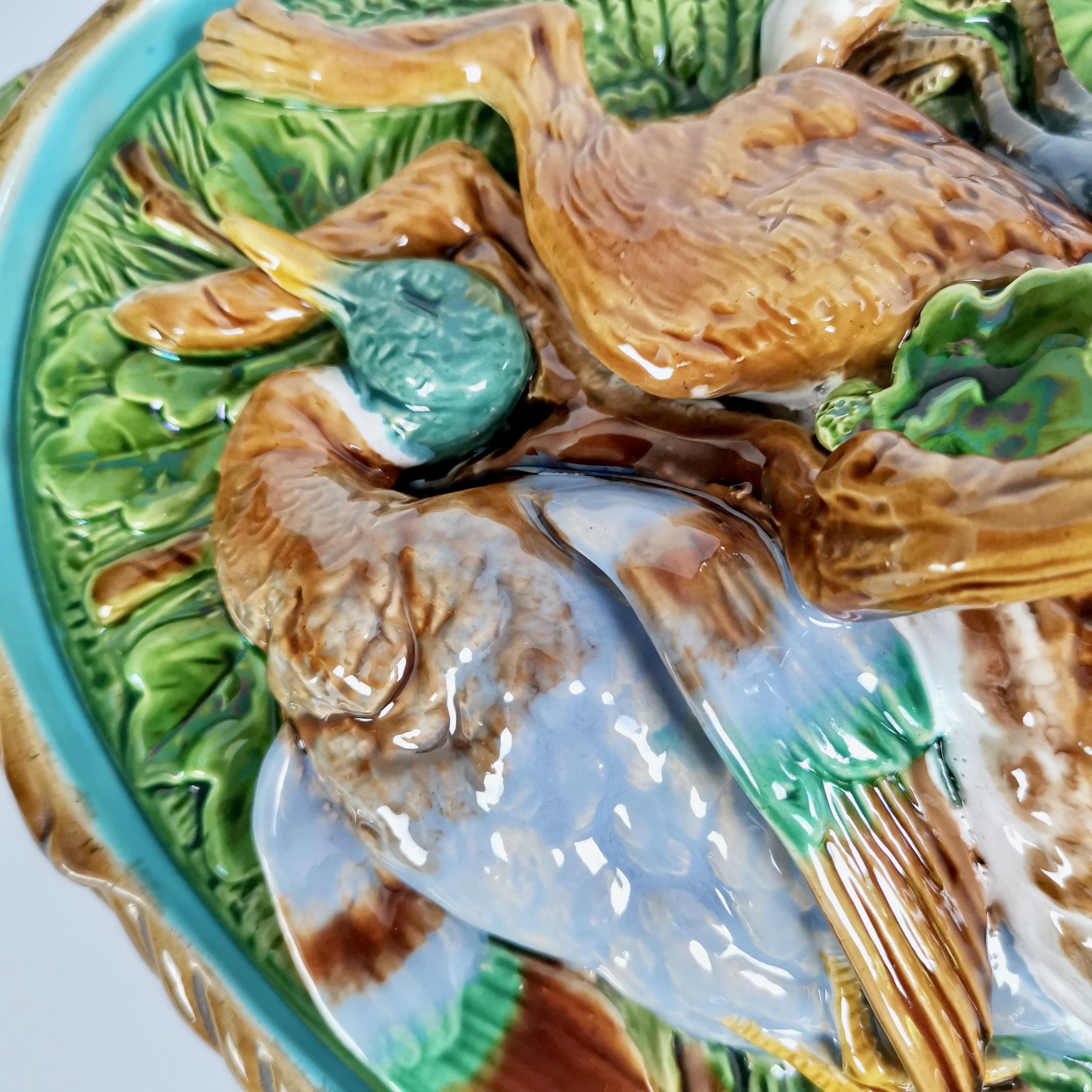Sopera para tartas Minton de mayólica, conejo, ánade real y paloma, Victoriana 1881 Mayólica en venta