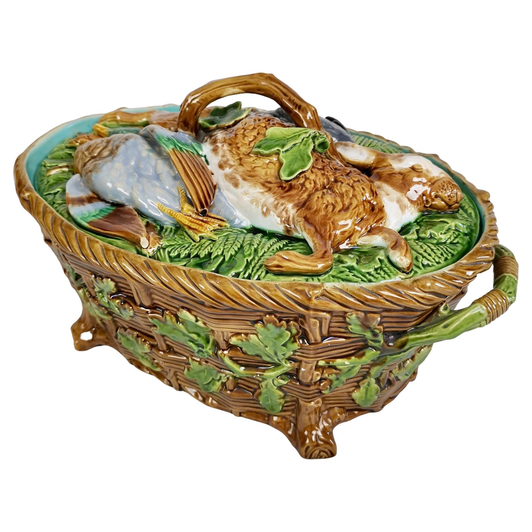 Soupière de jeu en majolique de Minton, lapin, moutarde et colombe, victorienne de 1881 en vente