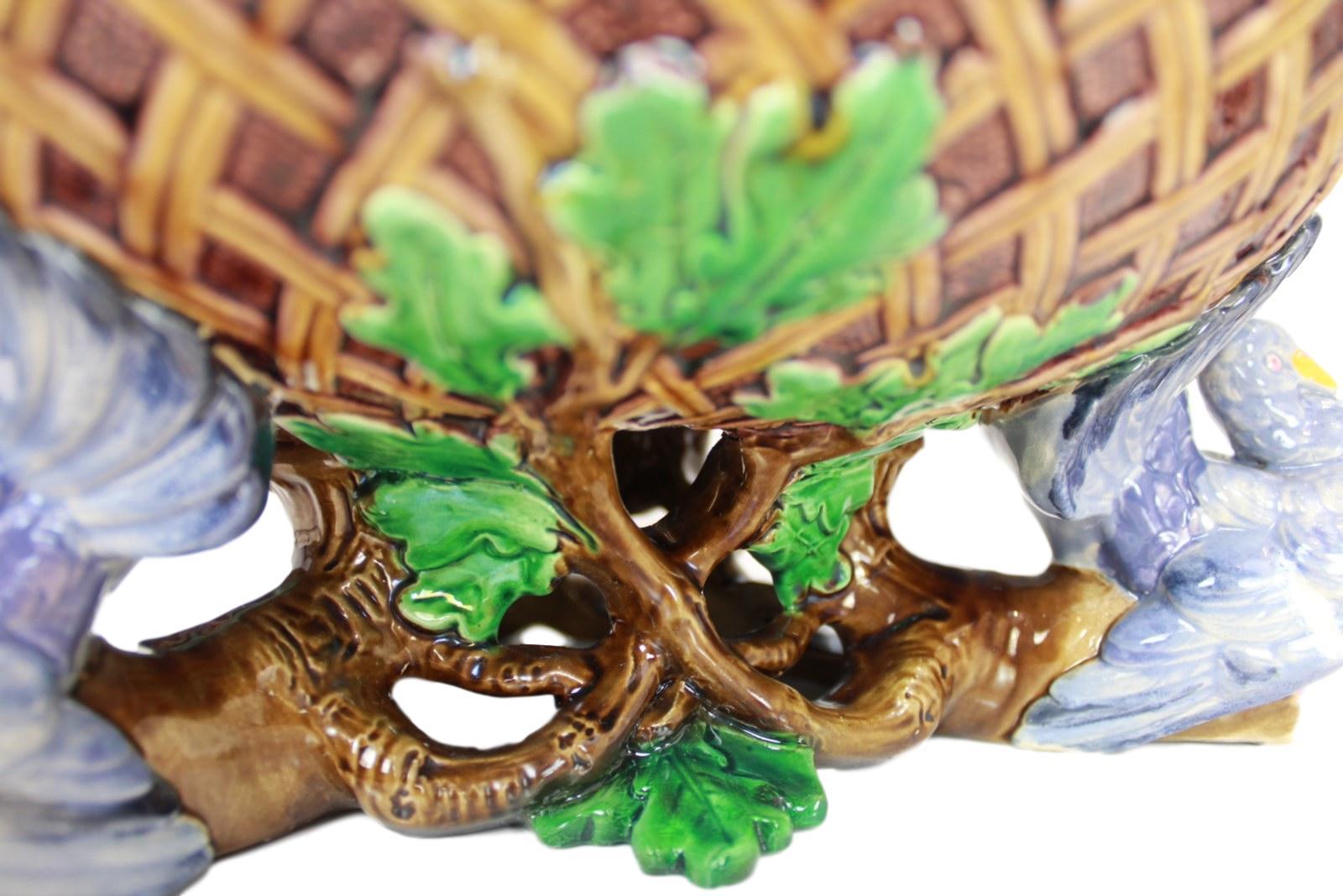 Grande fruttiera in maiolica di Minton con supporto per tre piccioni, inglese, datata 1870 in vendita 4