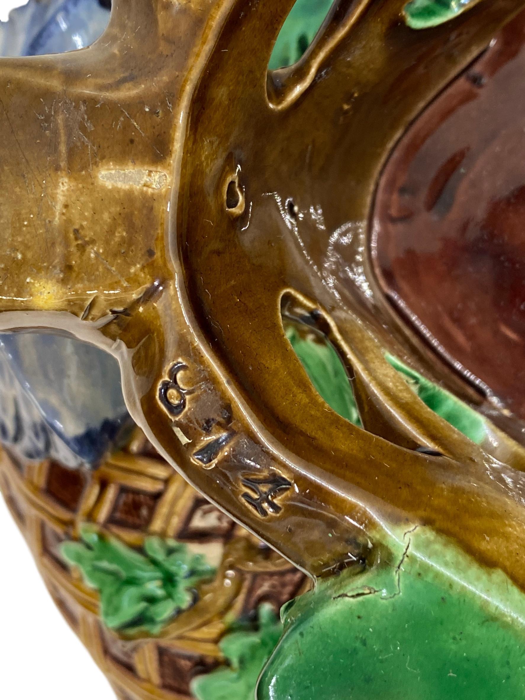 Grande fruttiera in maiolica di Minton con supporto per tre piccioni, inglese, datata 1870 in vendita 7