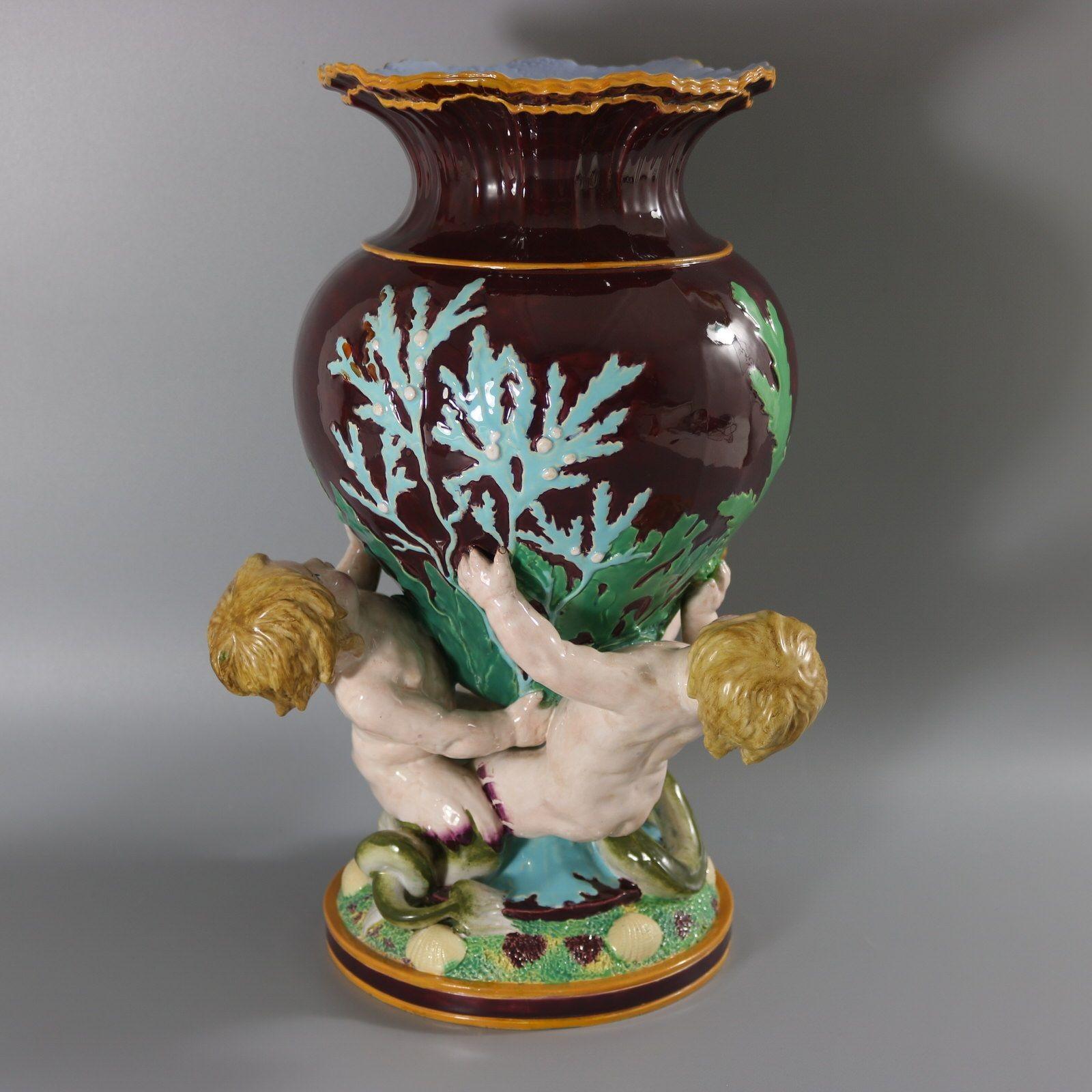 Minton Majolika Marin Vase mit Merboys (Mittleres 19. Jahrhundert) im Angebot