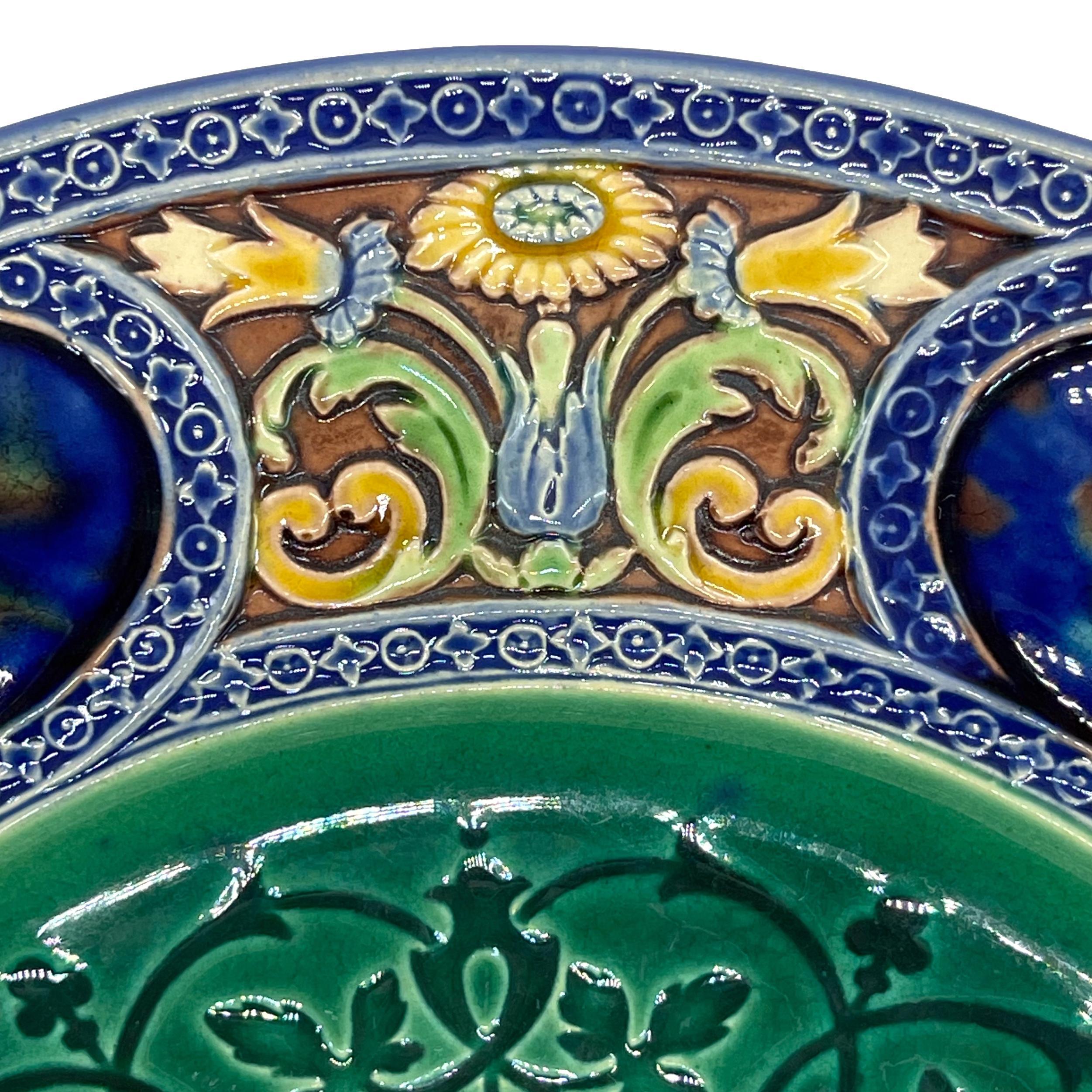 Anglais Grande assiette d'armoire de style médiéval en majolique de Minton, datée de 1867