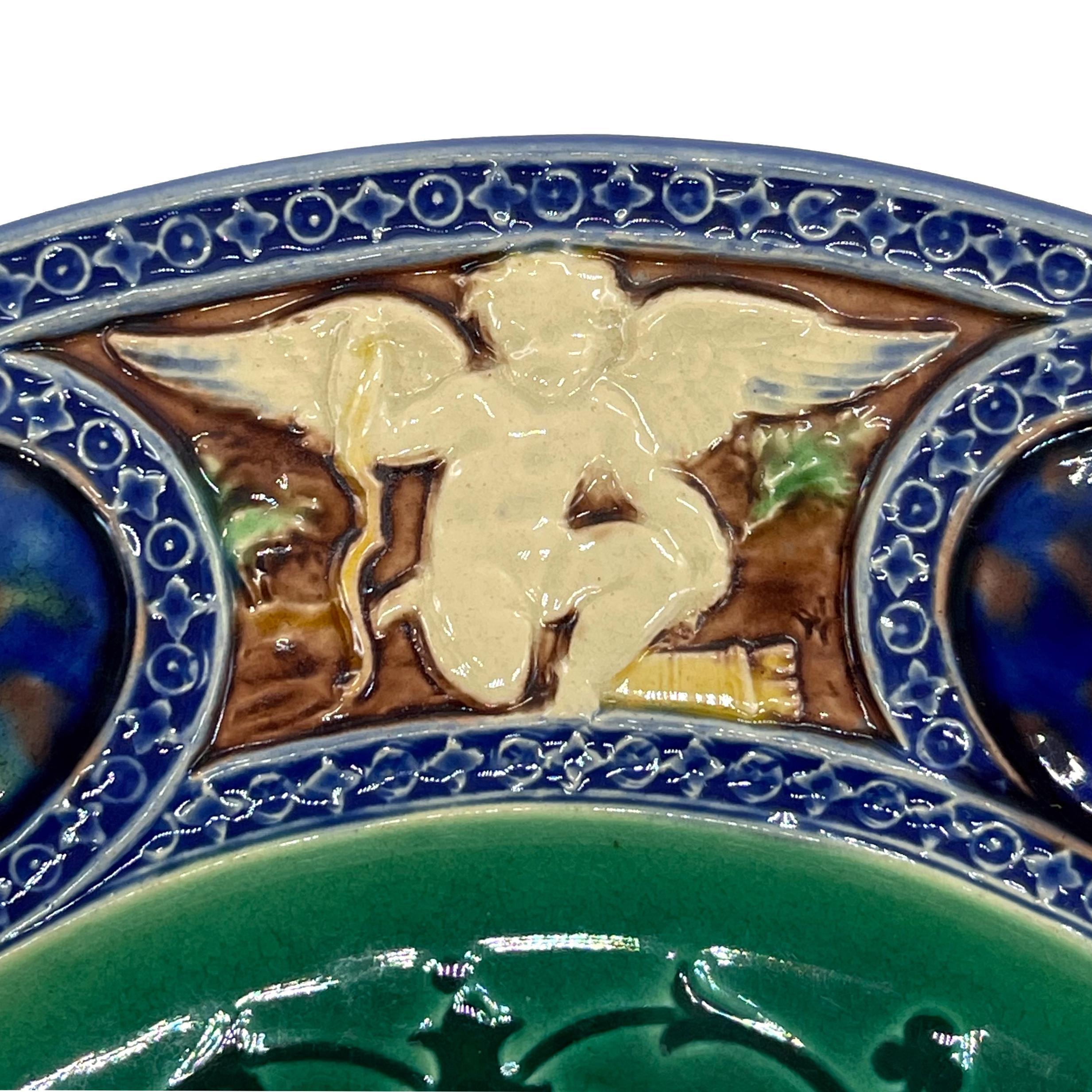 Vernissé Grande assiette d'armoire de style médiéval en majolique de Minton, datée de 1867