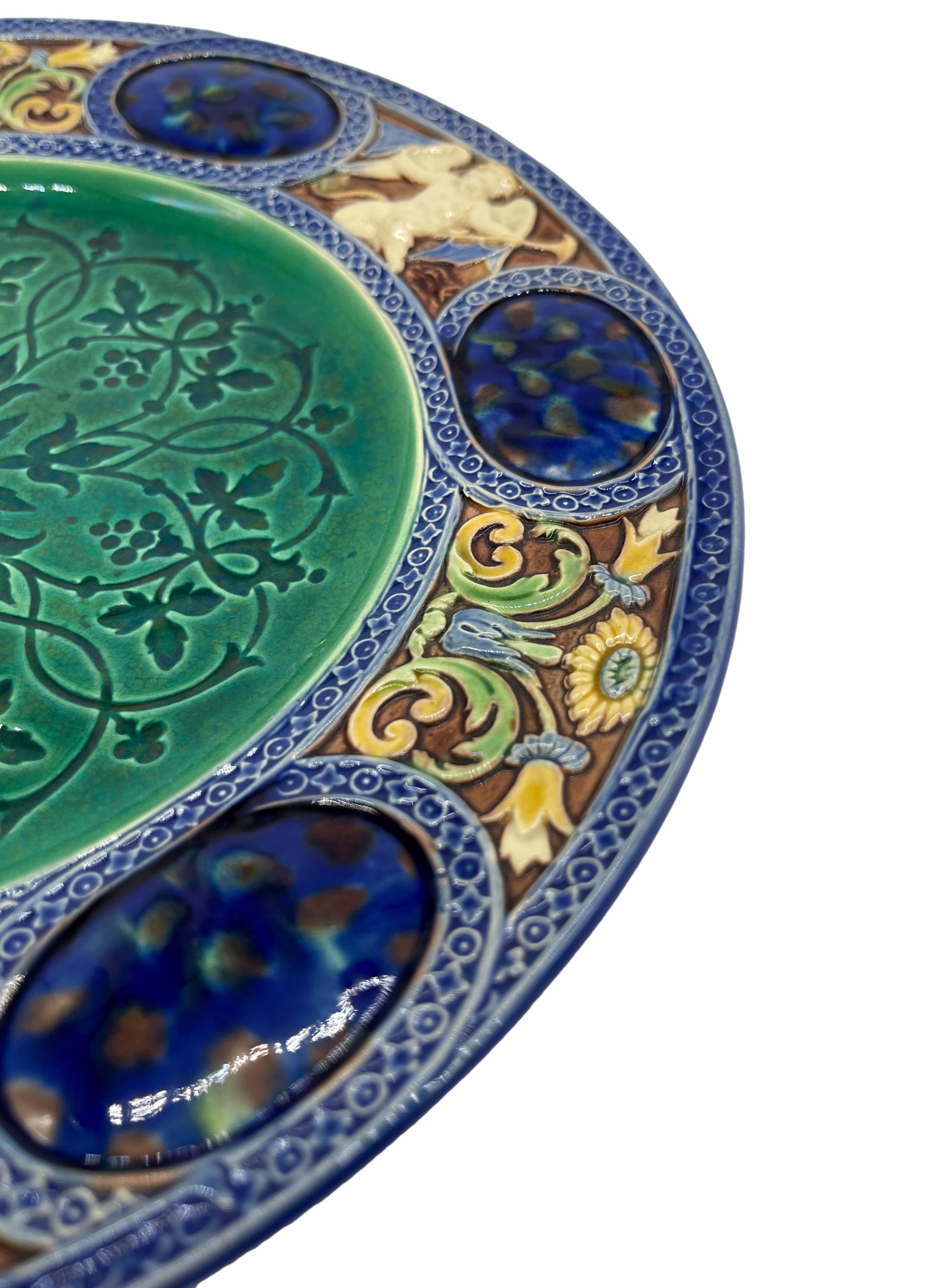 Majolique Grande assiette d'armoire de style médiéval en majolique de Minton, datée de 1867