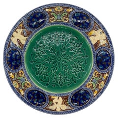 Grande assiette de cabinet de style médiéval en majolique de Minton, datée de 1867