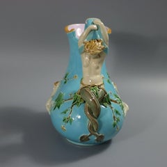 Brocca da vino in maiolica di Minton con sirena e cherubino