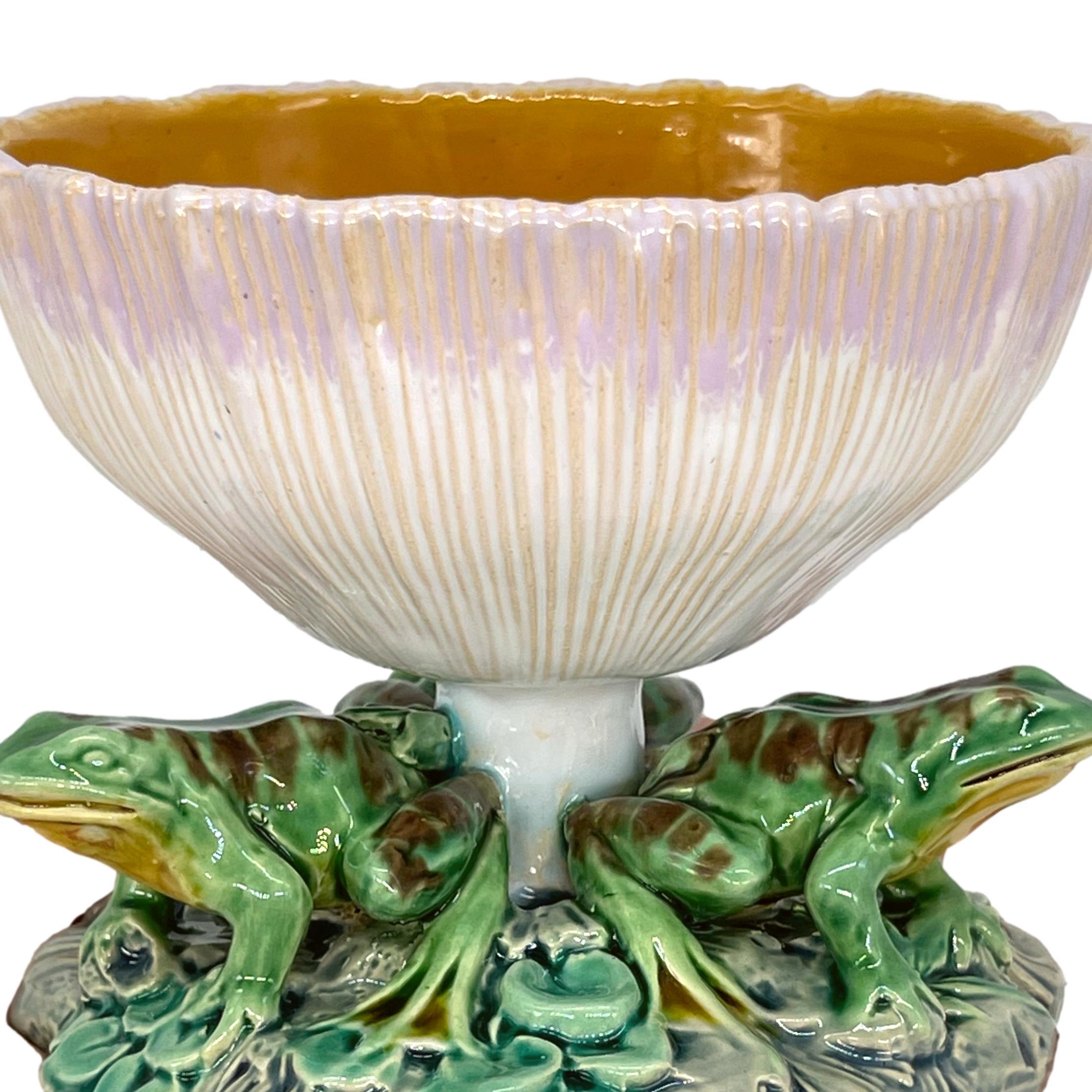 Tazza de seta de mayólica Minton con base de tres ranas, inglesa, fechada en 1868 en venta 2