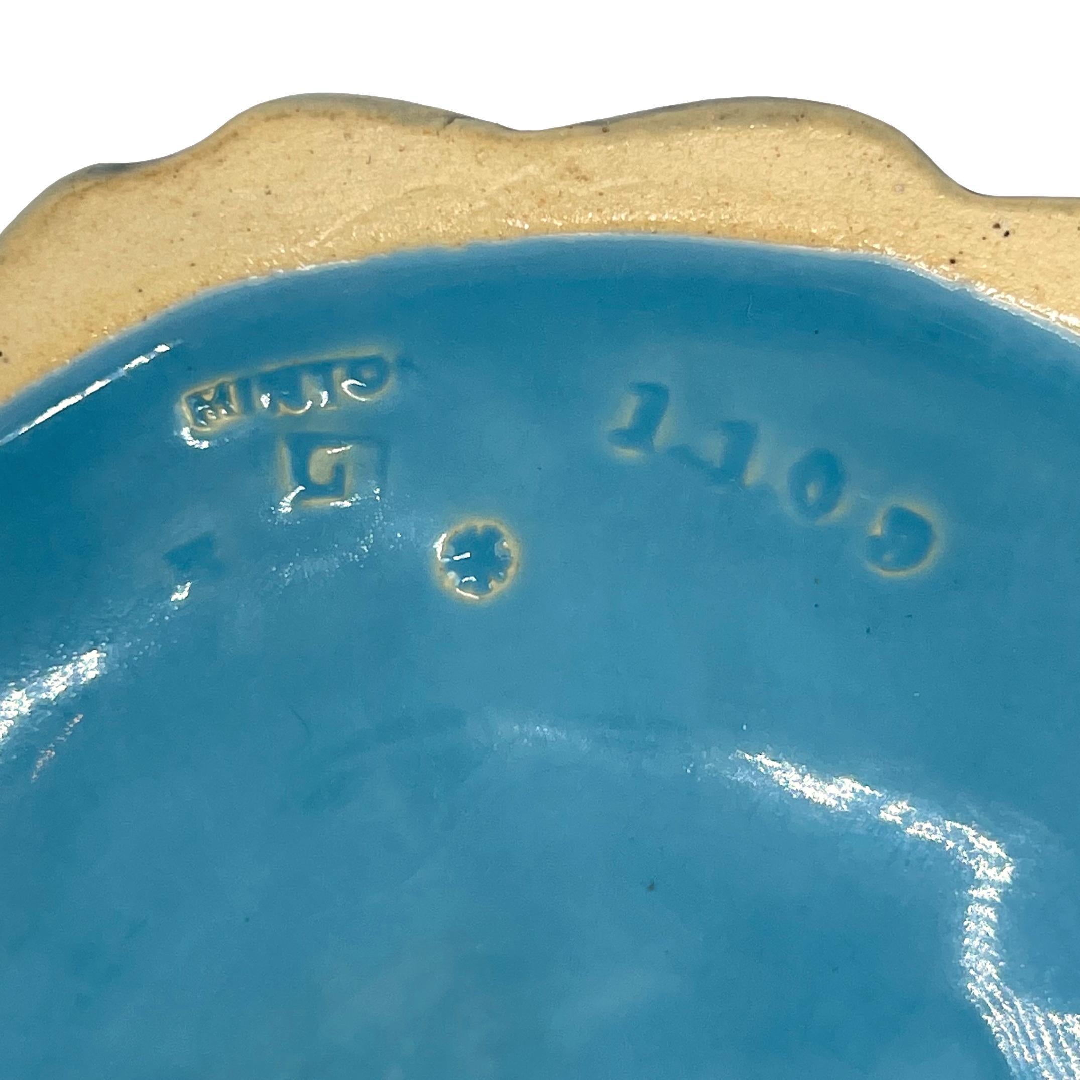Tazza de seta de mayólica Minton con base de tres ranas, inglesa, fechada en 1868 en venta 5