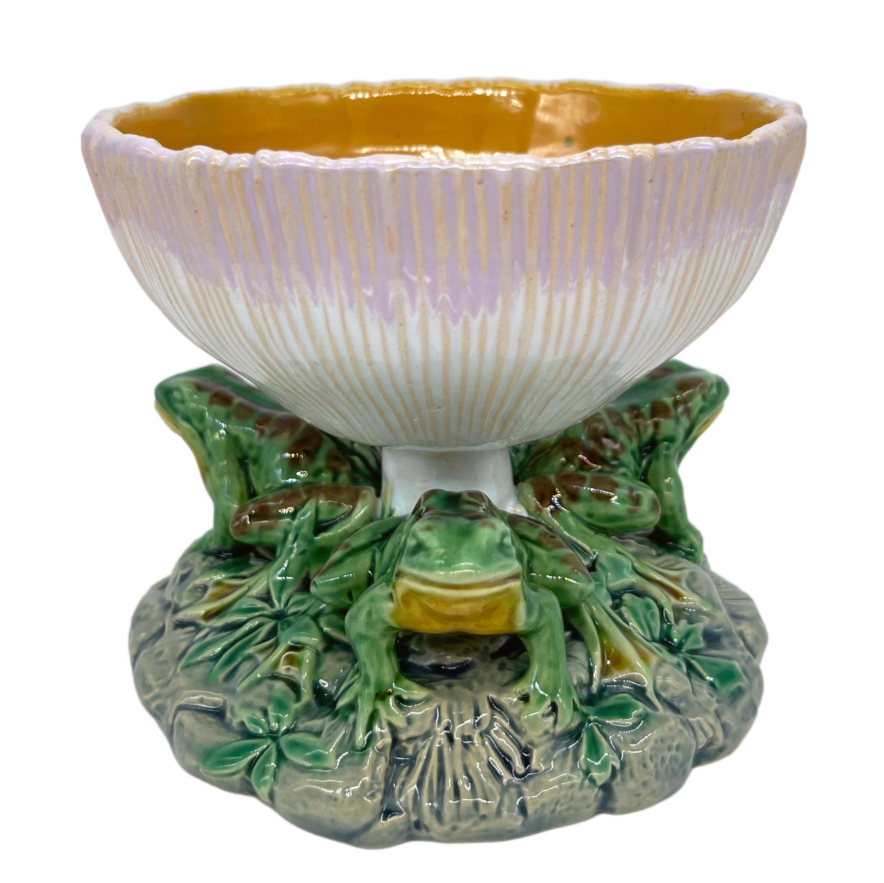 Tazza de seta de mayólica Minton con base de tres ranas, inglesa, fechada en 1868 Victoriano en venta
