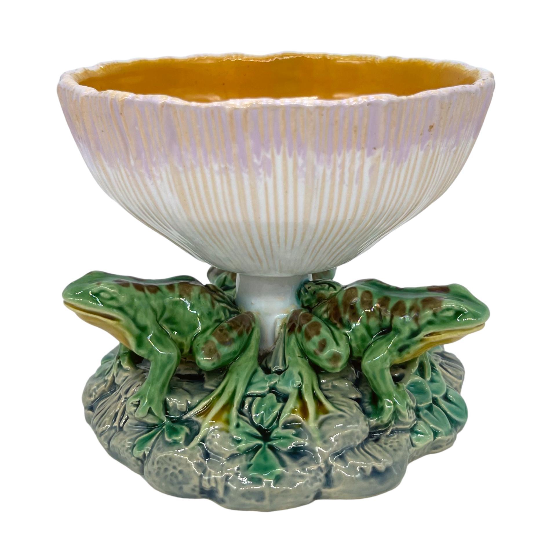 Tazza de seta de mayólica Minton con base de tres ranas, inglesa, fechada en 1868 Inglés en venta