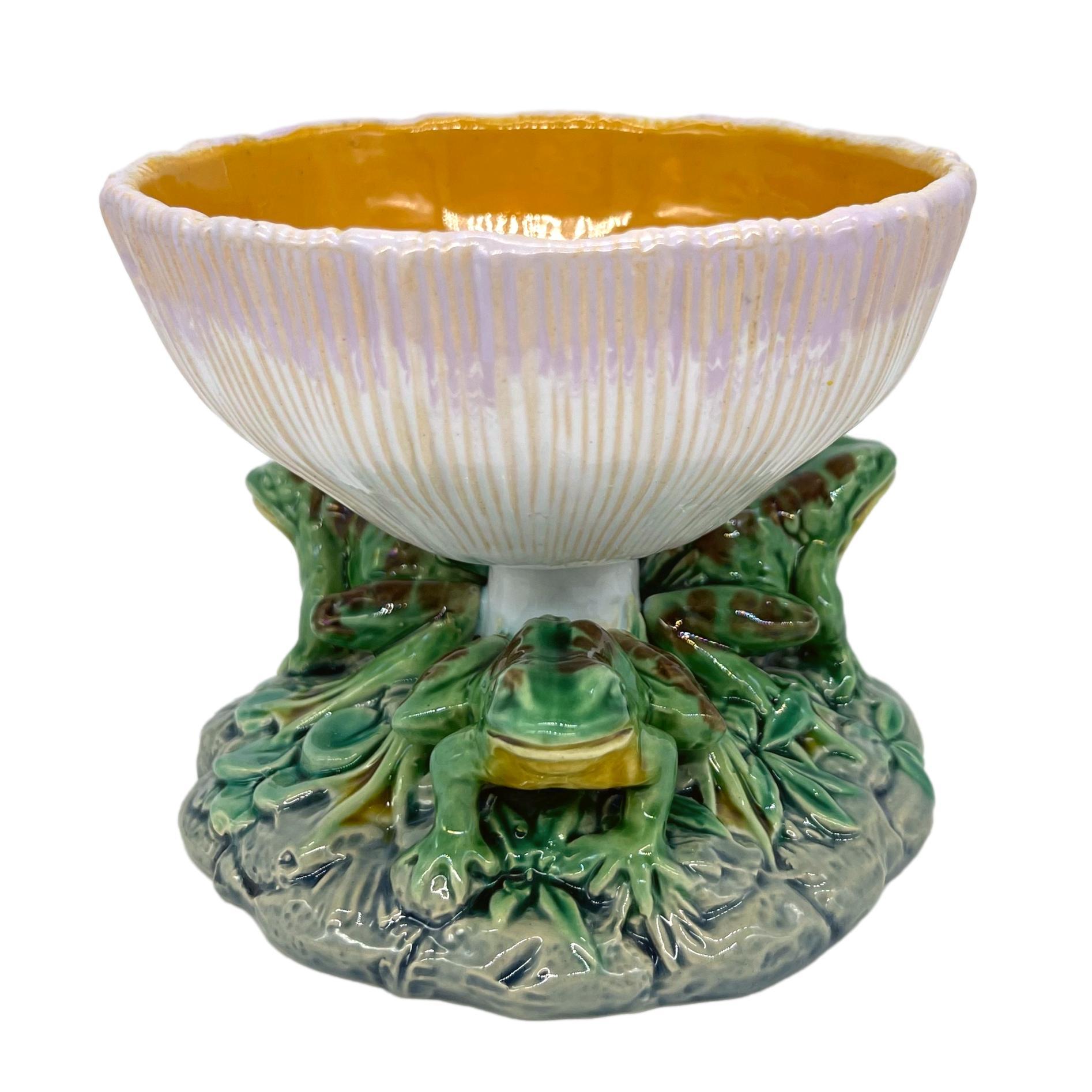 Tazza de seta de mayólica Minton con base de tres ranas, inglesa, fechada en 1868 Moldeado en venta