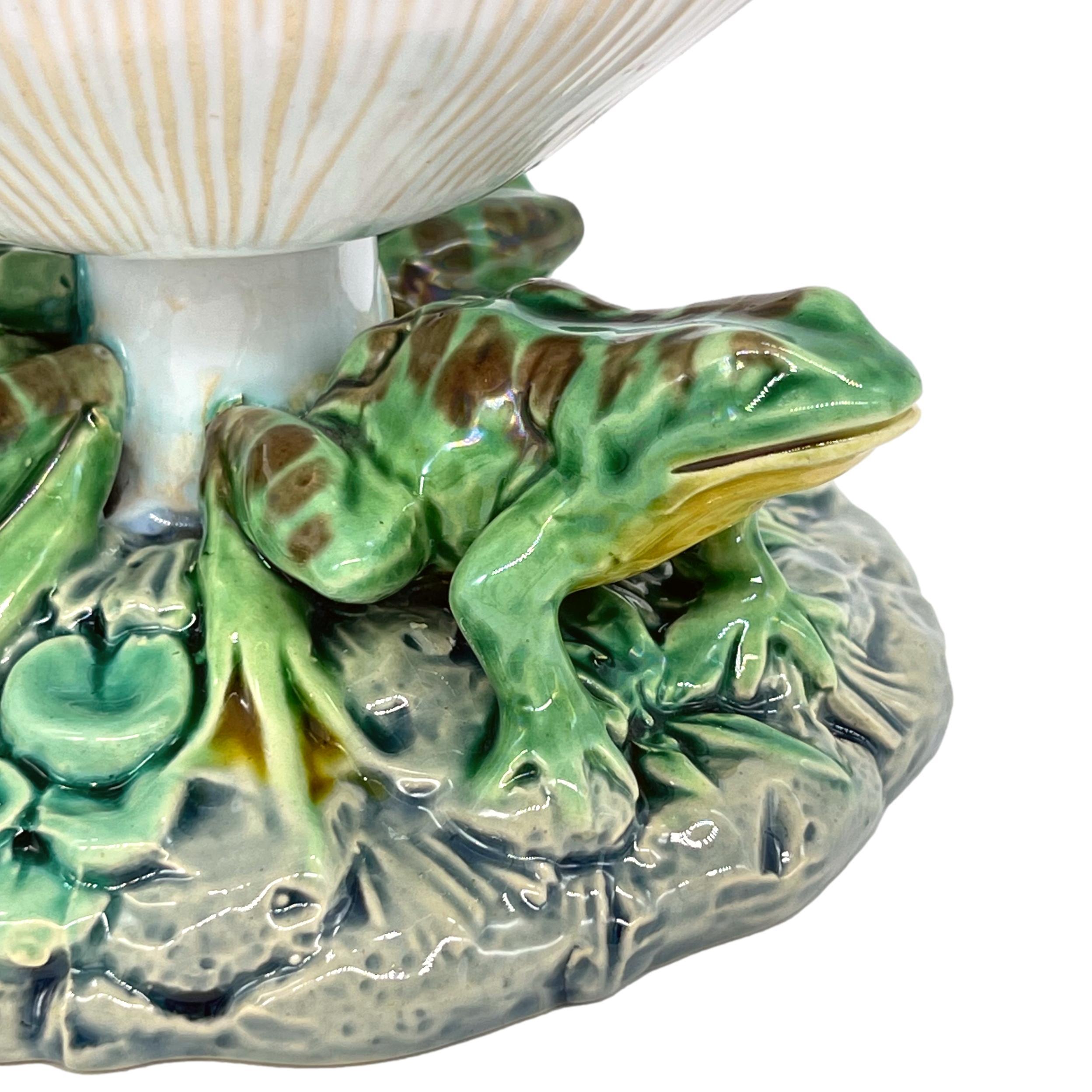 Tazza de seta de mayólica Minton con base de tres ranas, inglesa, fechada en 1868 siglo XIX en venta