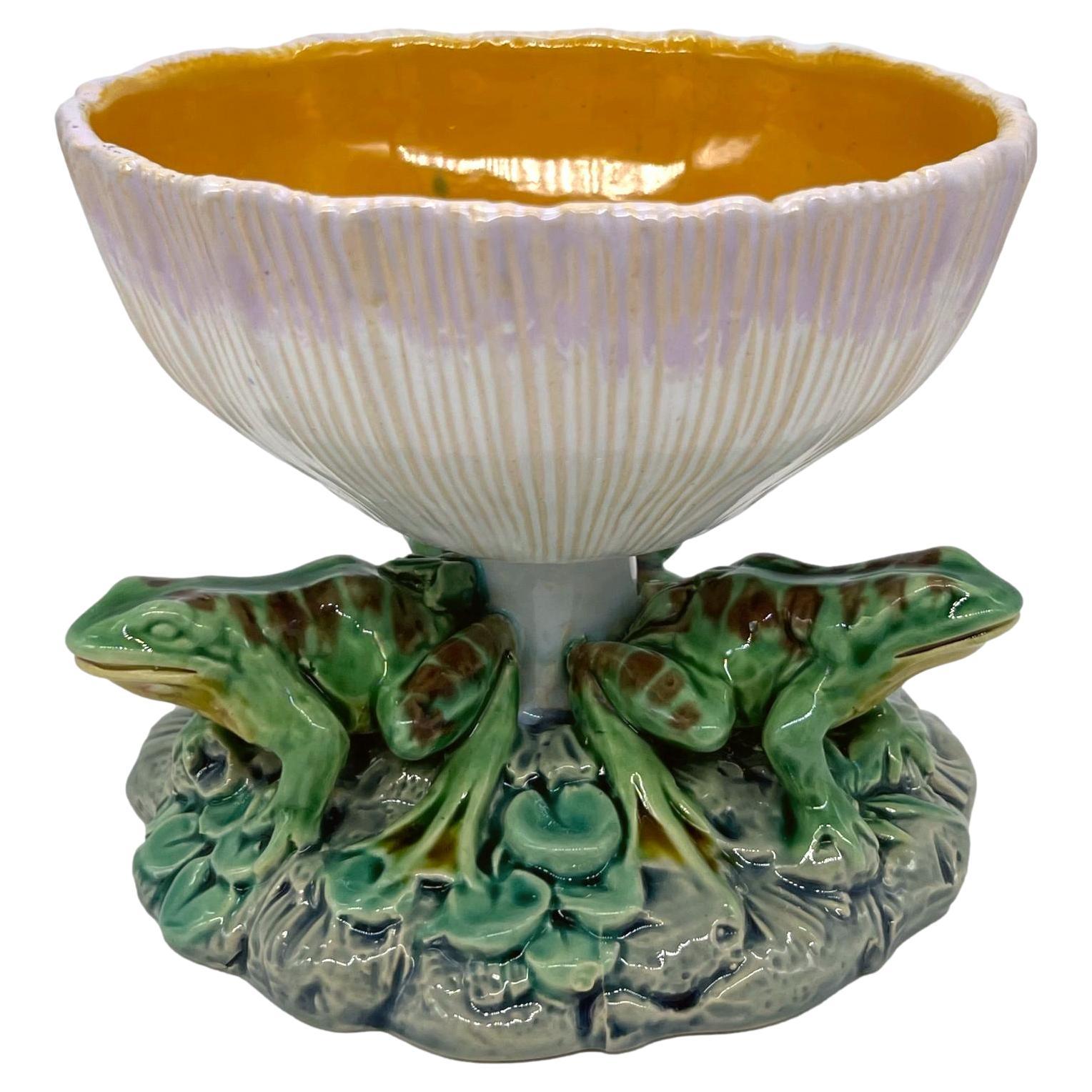 Tazza de seta de mayólica Minton con base de tres ranas, inglesa, fechada en 1868 en venta