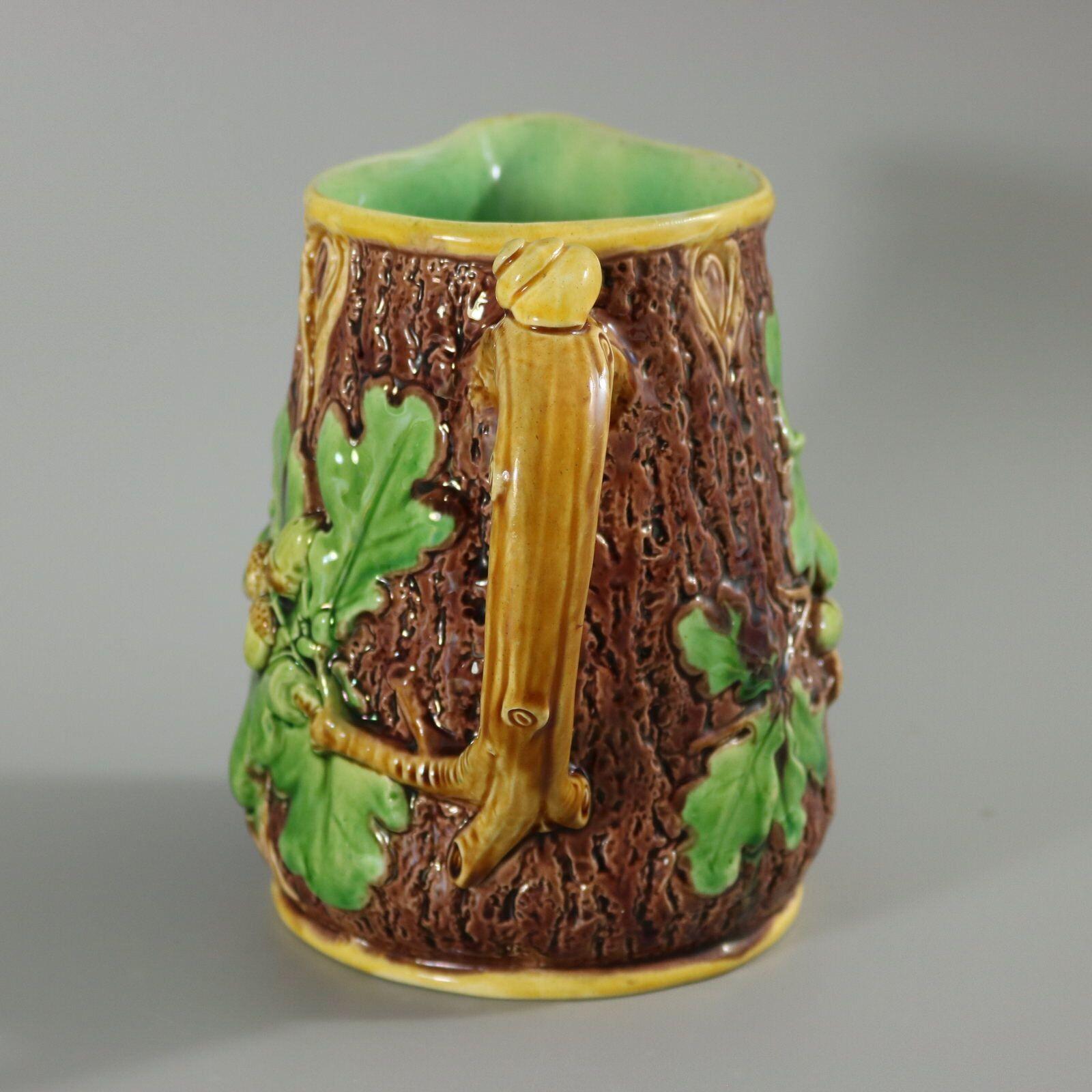 Victorien Pichet / pichet en chêne majolique Minton avec poignée en forme d'escargot en vente