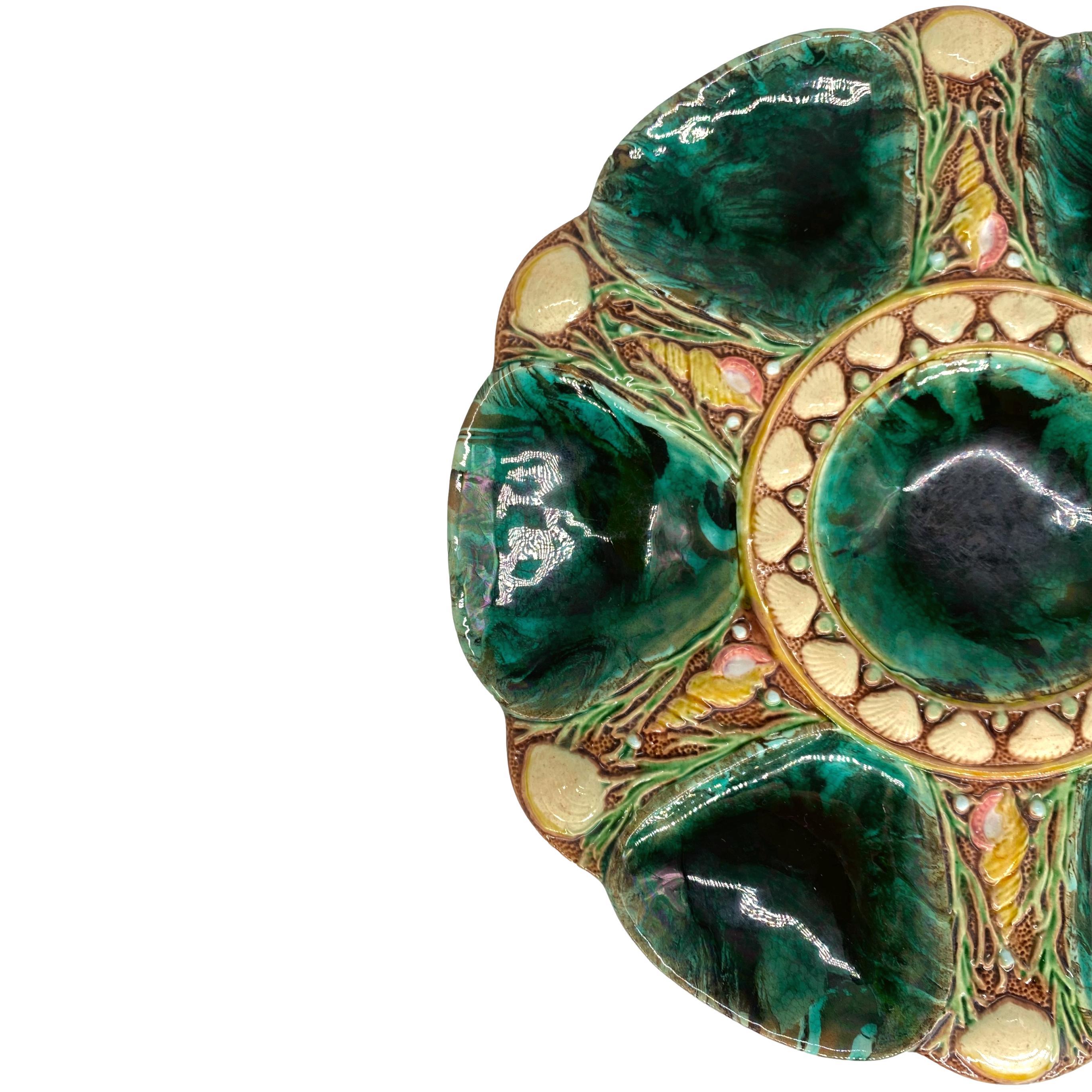 Piatto per ostriche in maiolica di Minton a sei pozzetti, smaltato in malachite simulata, con marchi impressi e stampati: 