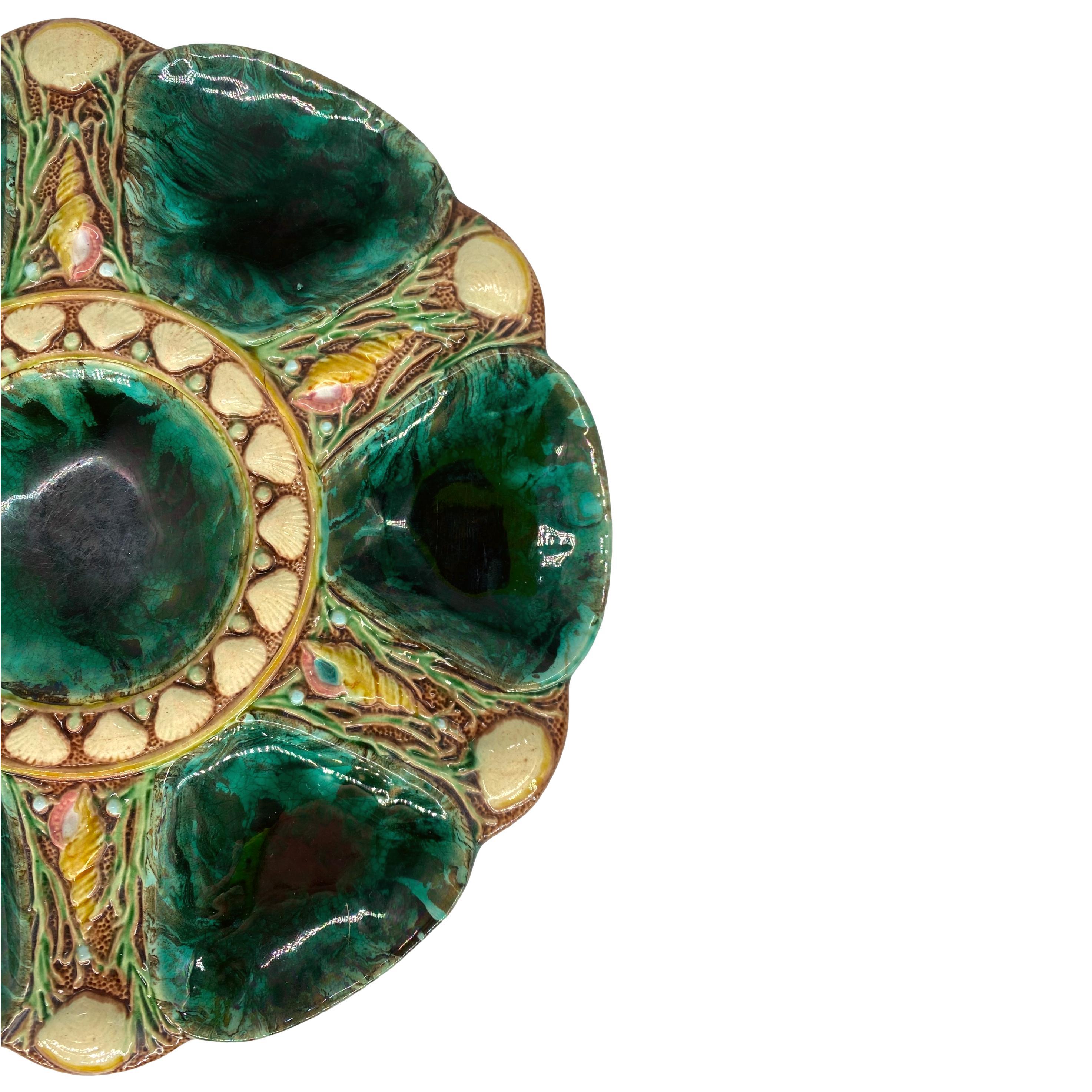 Vittoriano Piatto per ostriche in maiolica di Minton 
