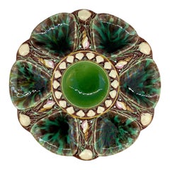 Assiette à huîtres en majolique de Minton:: ' Mottled ':: verte et marron:: anglaise:: datée de 1871