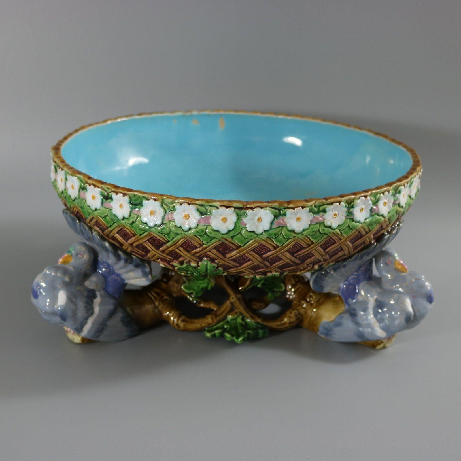 Minton Majolica Pigeon Centrepiece Bowl (bol de centre de table) Bon état - En vente à Chelmsford, Essex