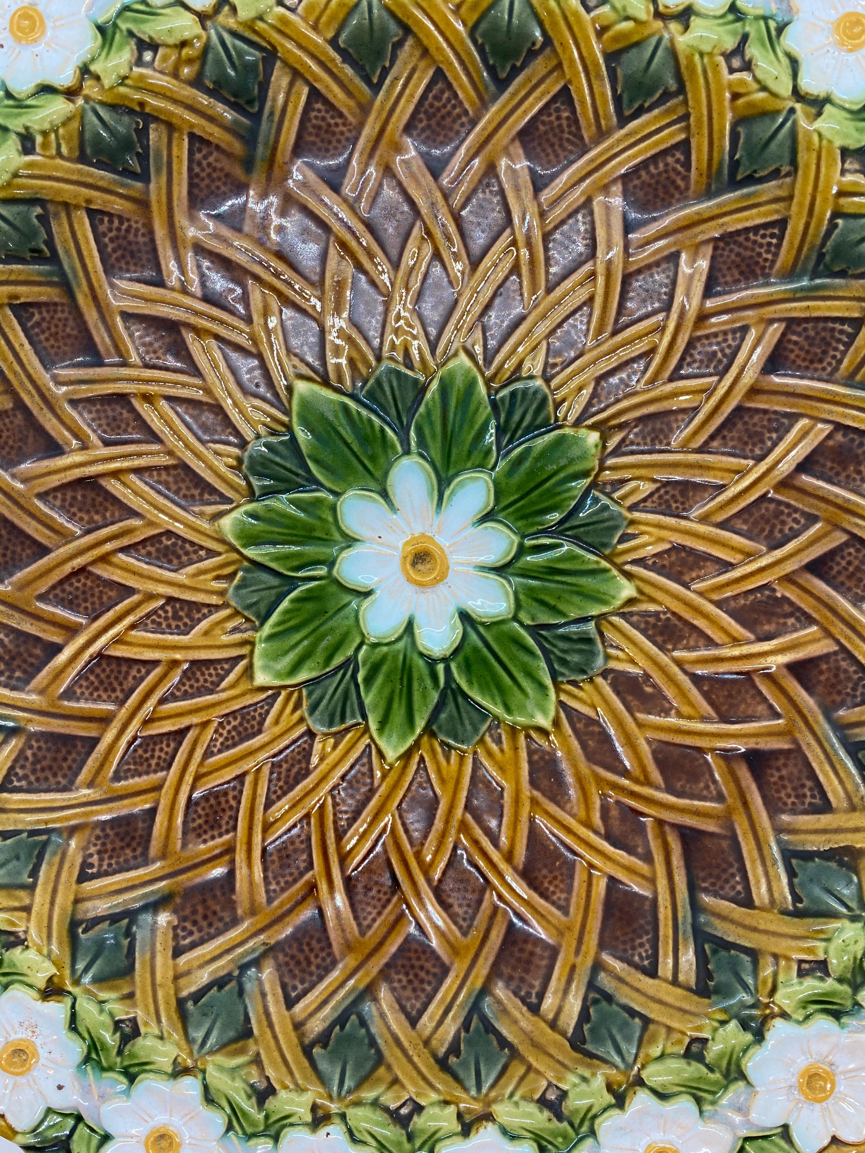 Victorian Minton Majolica Platter with Lattice Work and Daisy Chain Border, Dated 1880 For Sale
