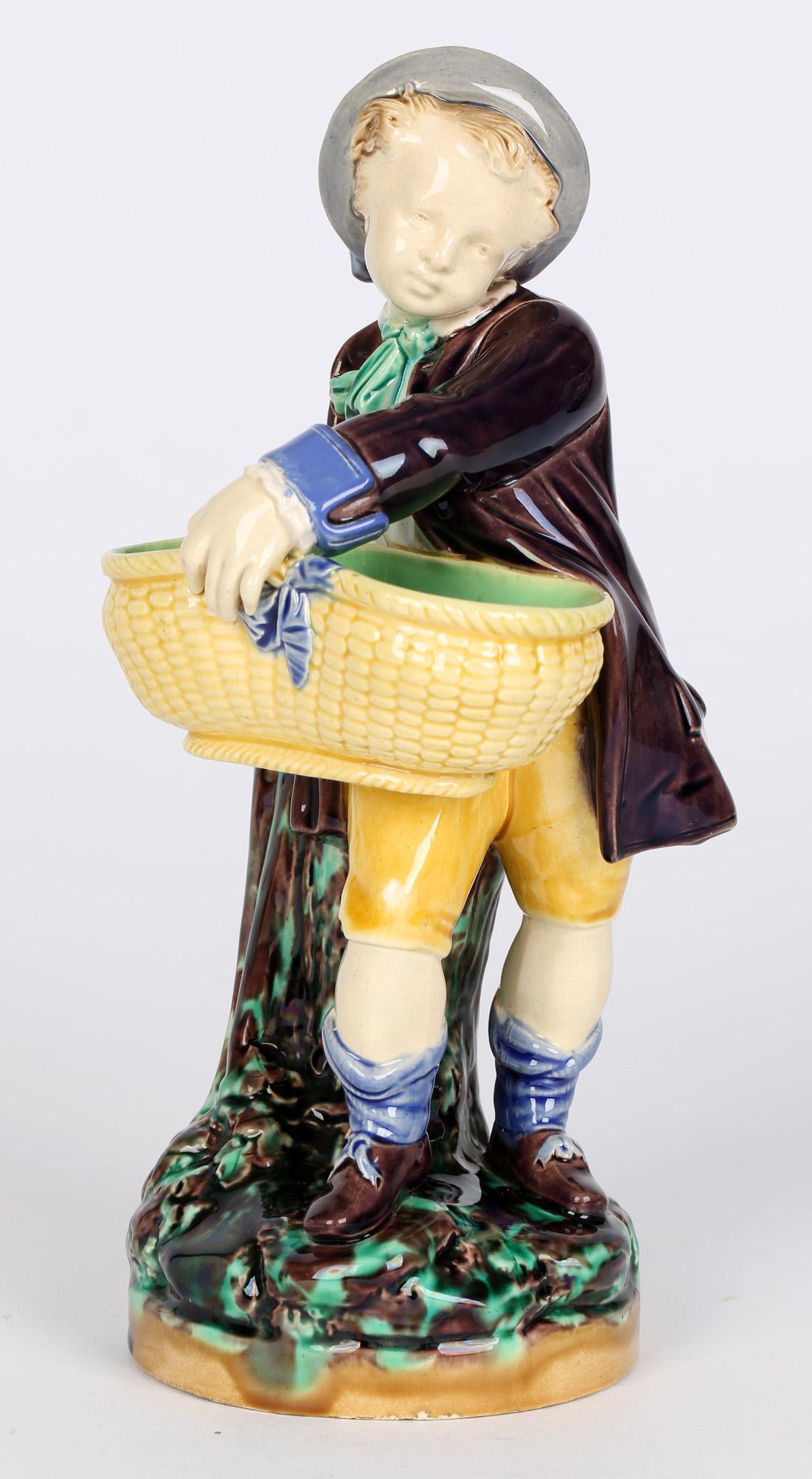 Un garçon tenant un panier en poterie de majolique de Minton, probablement pour le sel en vente 6