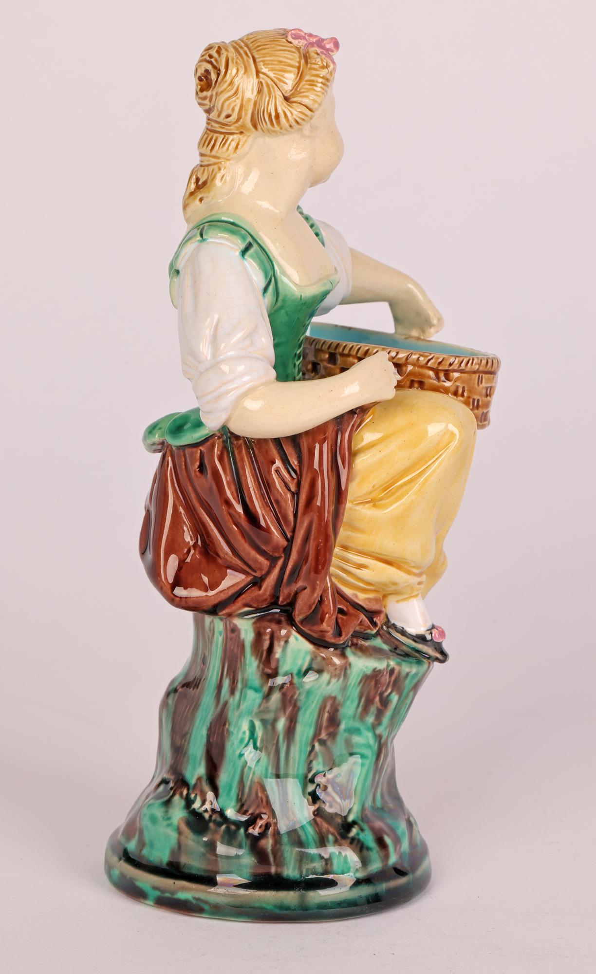 Figurine de jeune fille moissonneuse en poterie majolique de Minton 1864  en vente 3