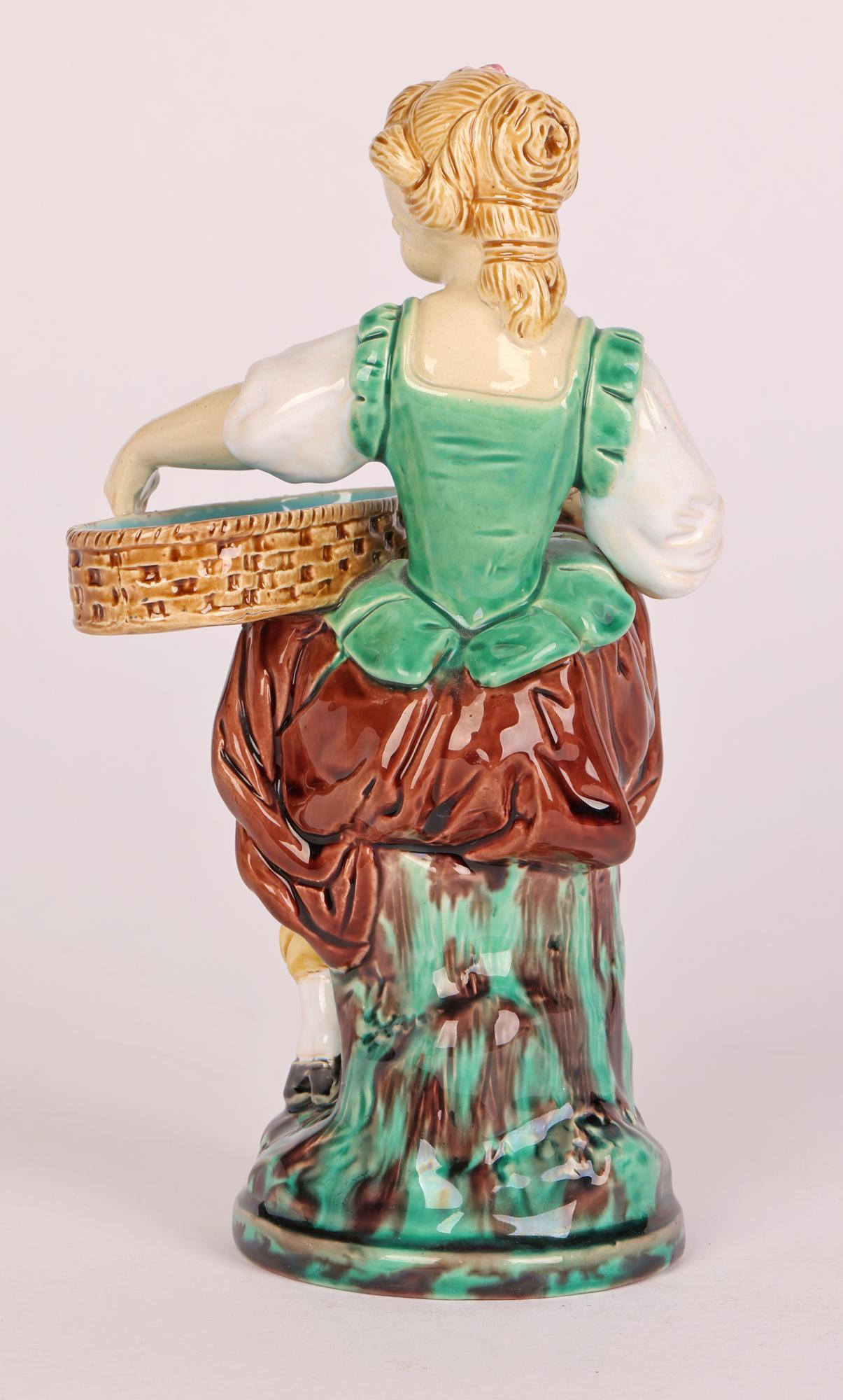 Figurine de jeune fille moissonneuse en poterie majolique de Minton 1864  en vente 5