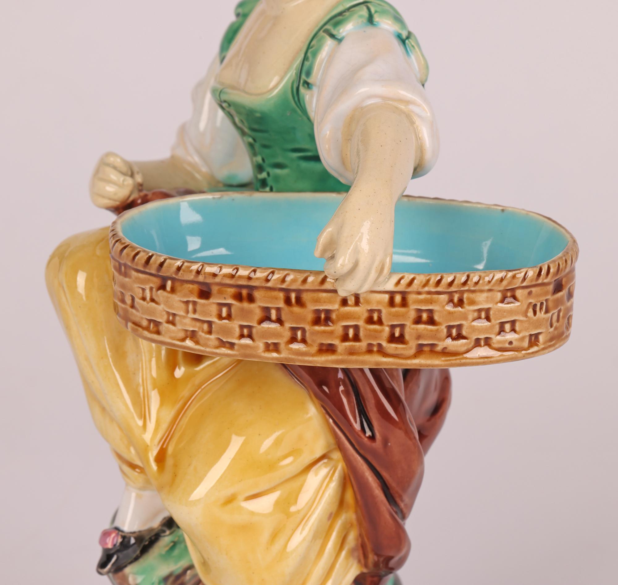 Apogée victorien Figurine de jeune fille moissonneuse en poterie majolique de Minton 1864  en vente
