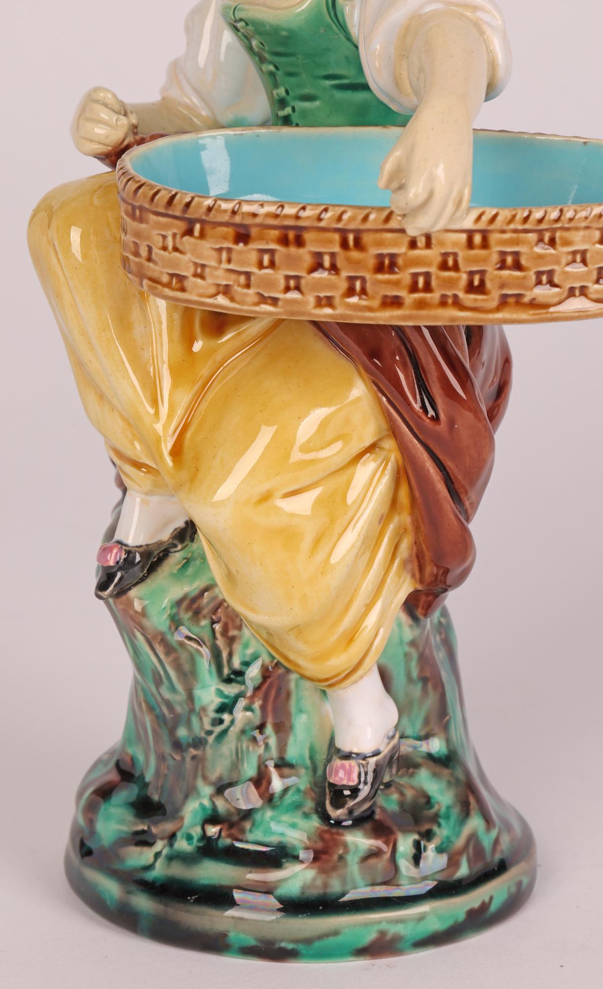 Anglais Figurine de jeune fille moissonneuse en poterie majolique de Minton 1864  en vente