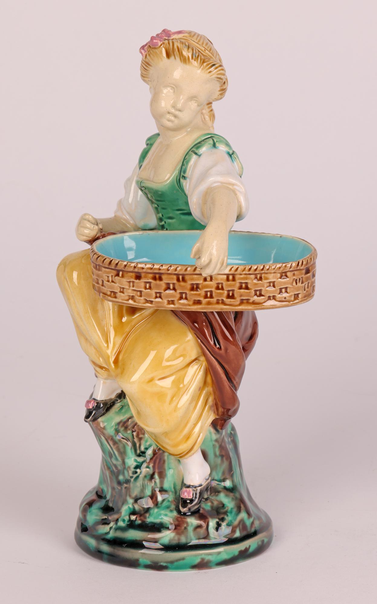 Vernissé Figurine de jeune fille moissonneuse en poterie majolique de Minton 1864  en vente