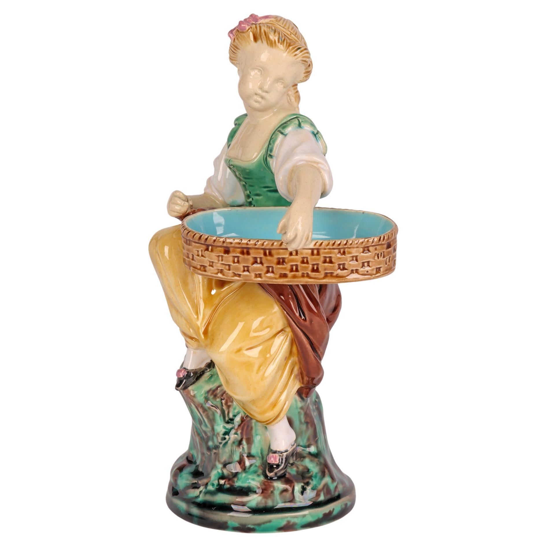 Figurine de jeune fille moissonneuse en poterie majolique de Minton 1864  en vente