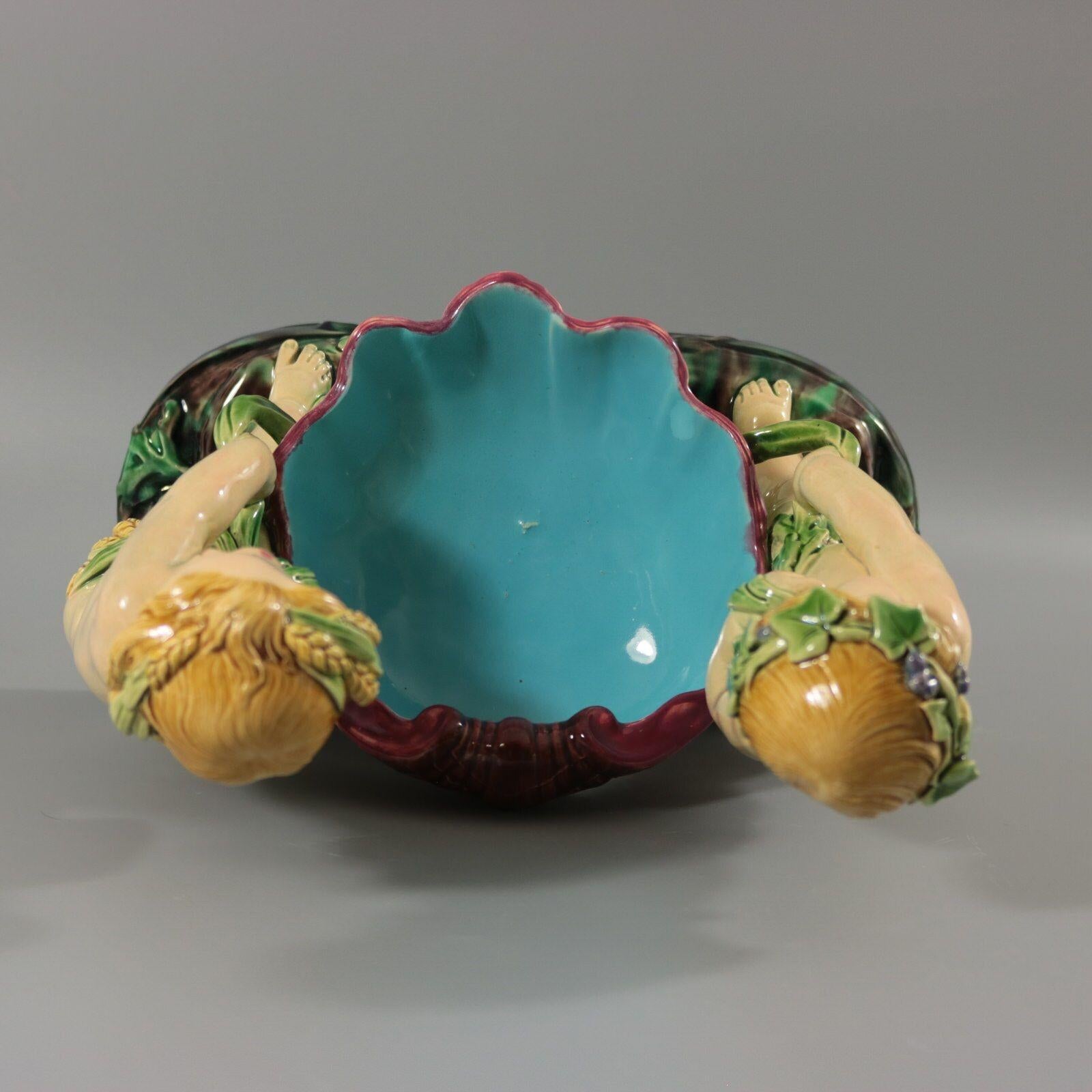 Porta conchiglie Putti in maiolica di Minton in vendita 3