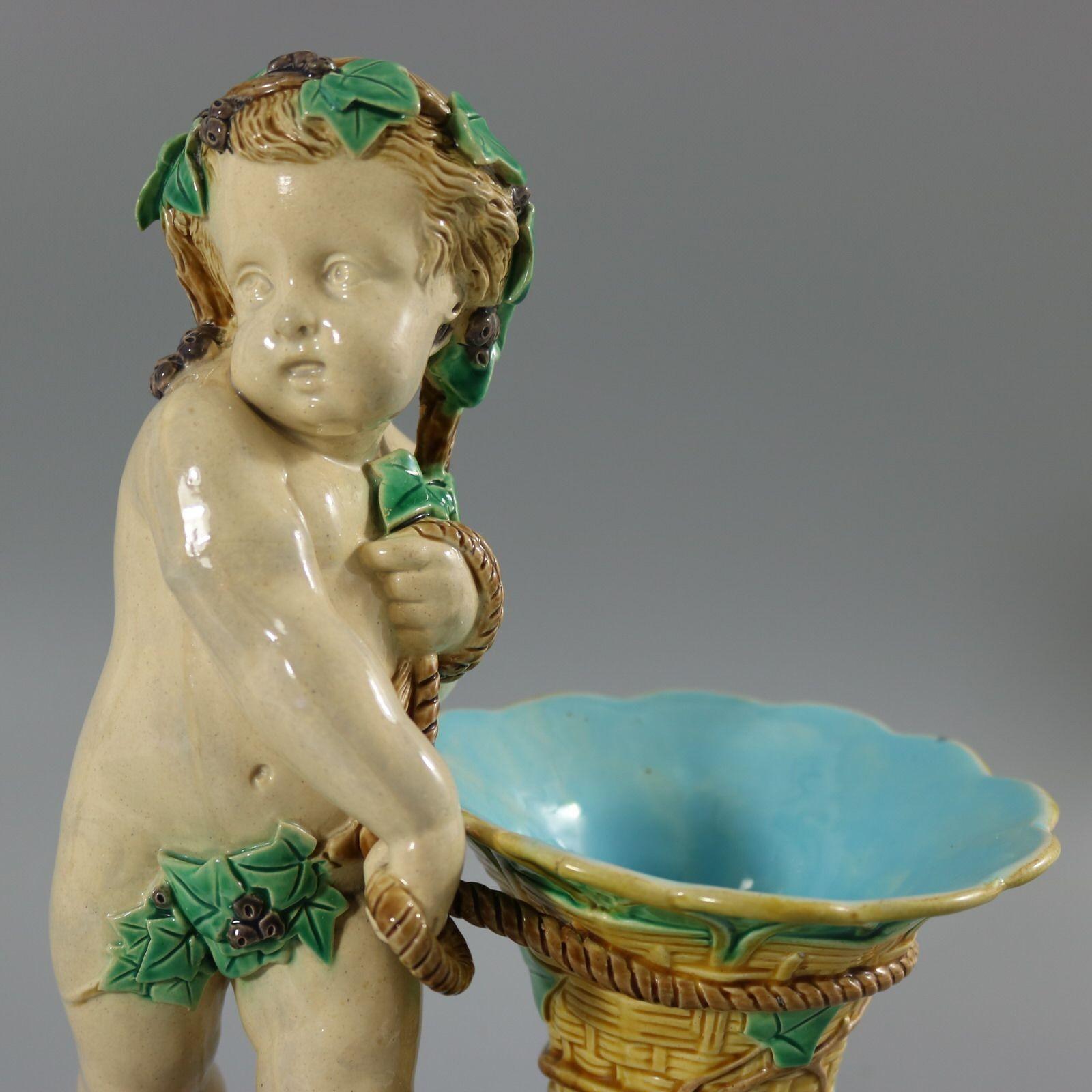 Vaso di maiolica Minton con cesto di putti in vendita 6