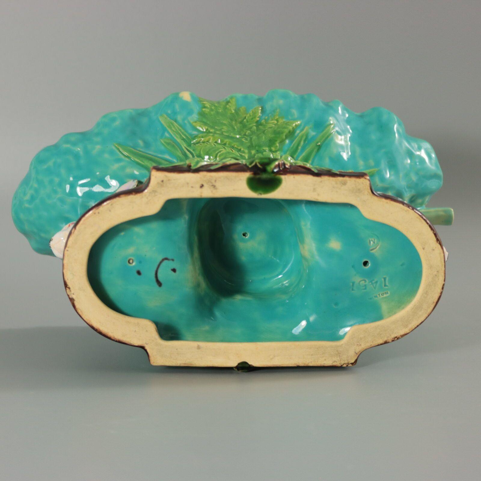 Piatto in maiolica Minton conigli con foglie in vendita 4