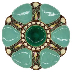 Assiette à huîtres en majolique de Minton vert écume de mer, coquillages et algues, datée de 1872